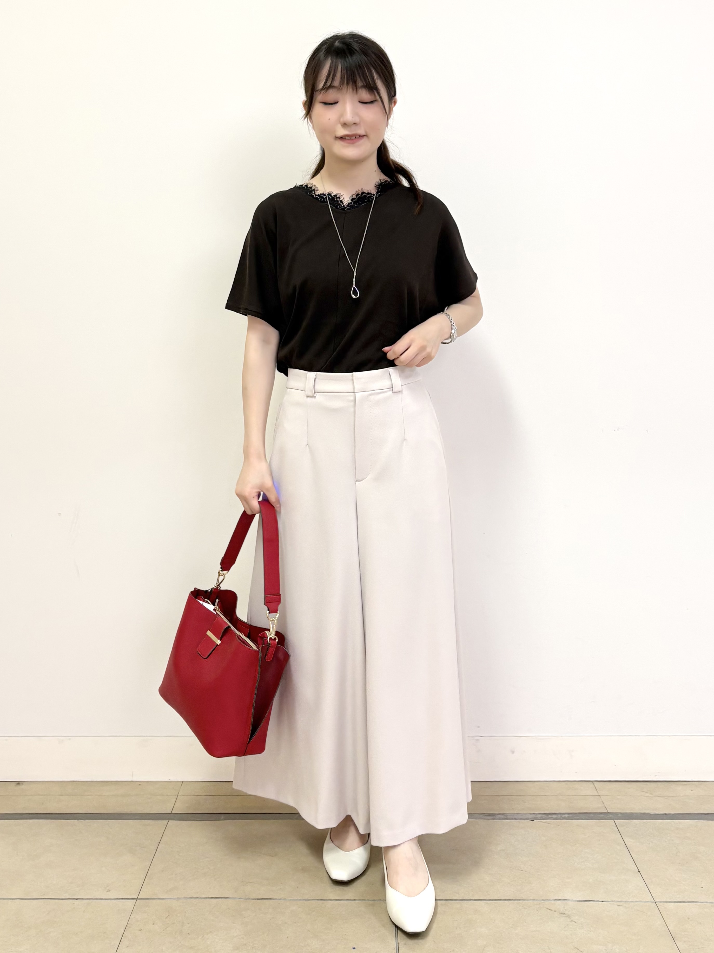 mikiさんの「Reflect｜【二の腕カバー／手洗い可】ネックレース フレンチスリーブニット」を使ったコーディネート