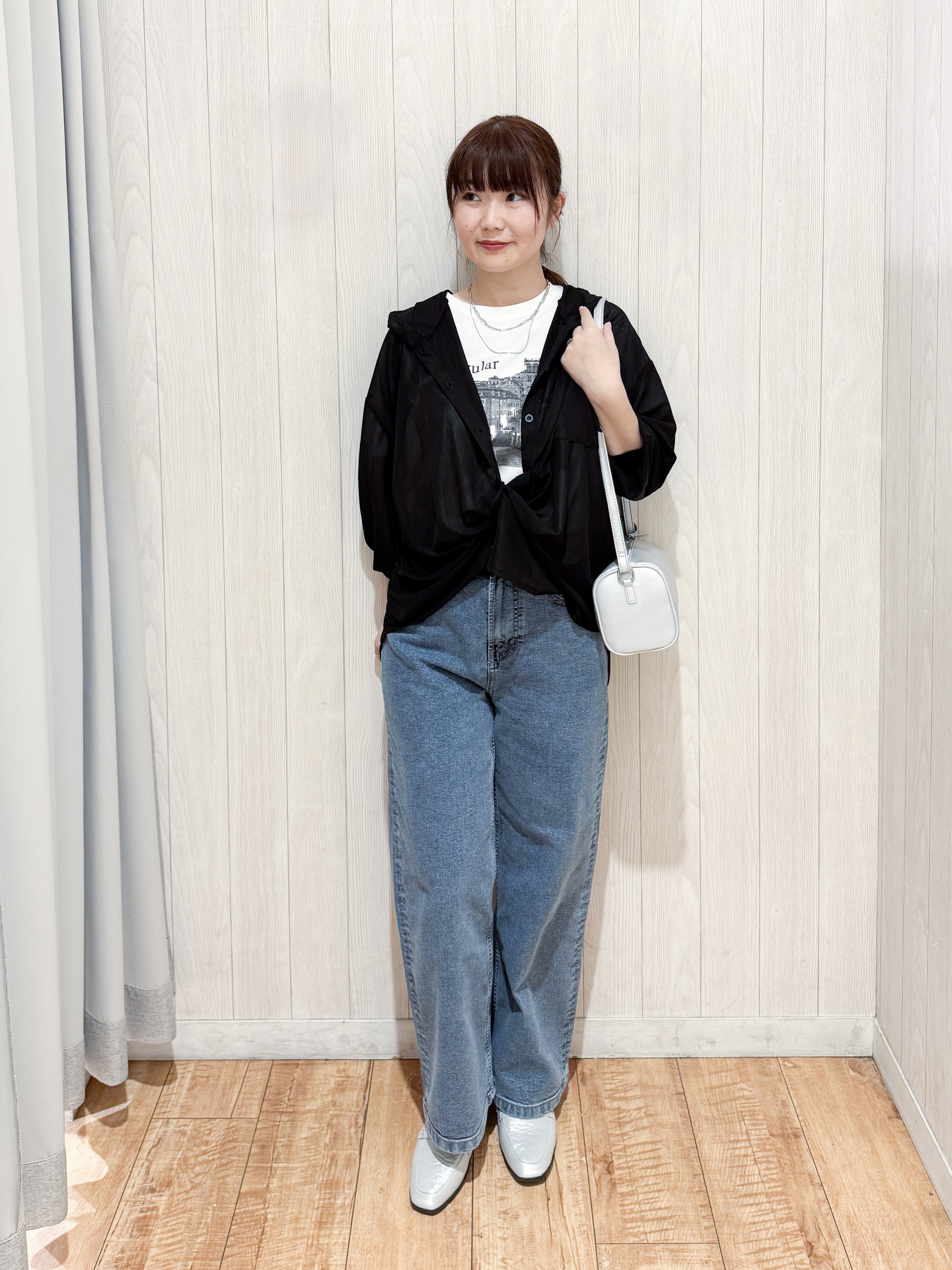 愛さんの「SHOO･LA･RUE｜【洗濯機可/体型カバー】程よい透け感の ゆるシア―シャツパーカ」を使ったコーディネート