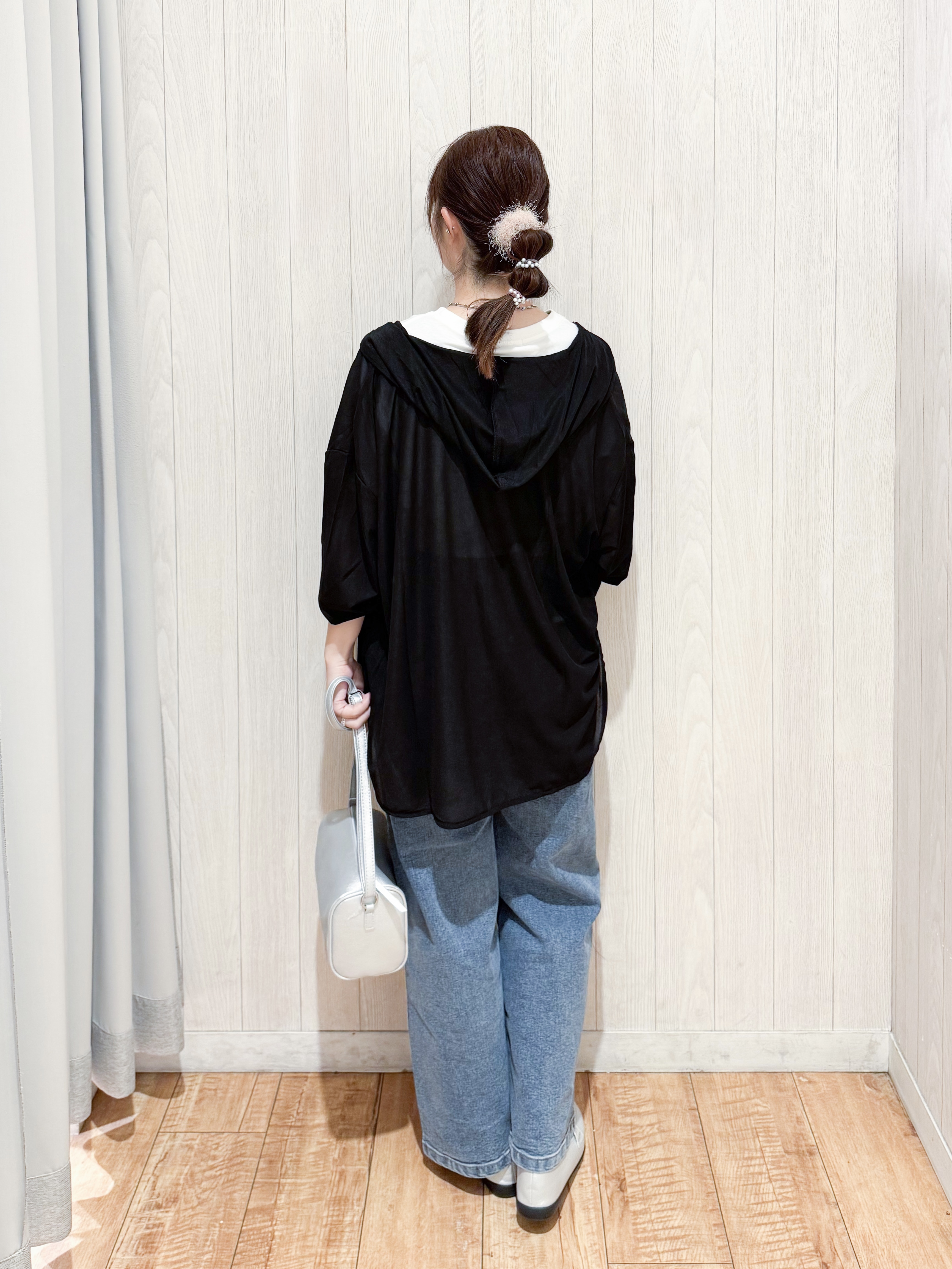 愛さんの「SHOO･LA･RUE｜【洗濯機可/体型カバー】程よい透け感の ゆるシア―シャツパーカ」を使ったコーディネート