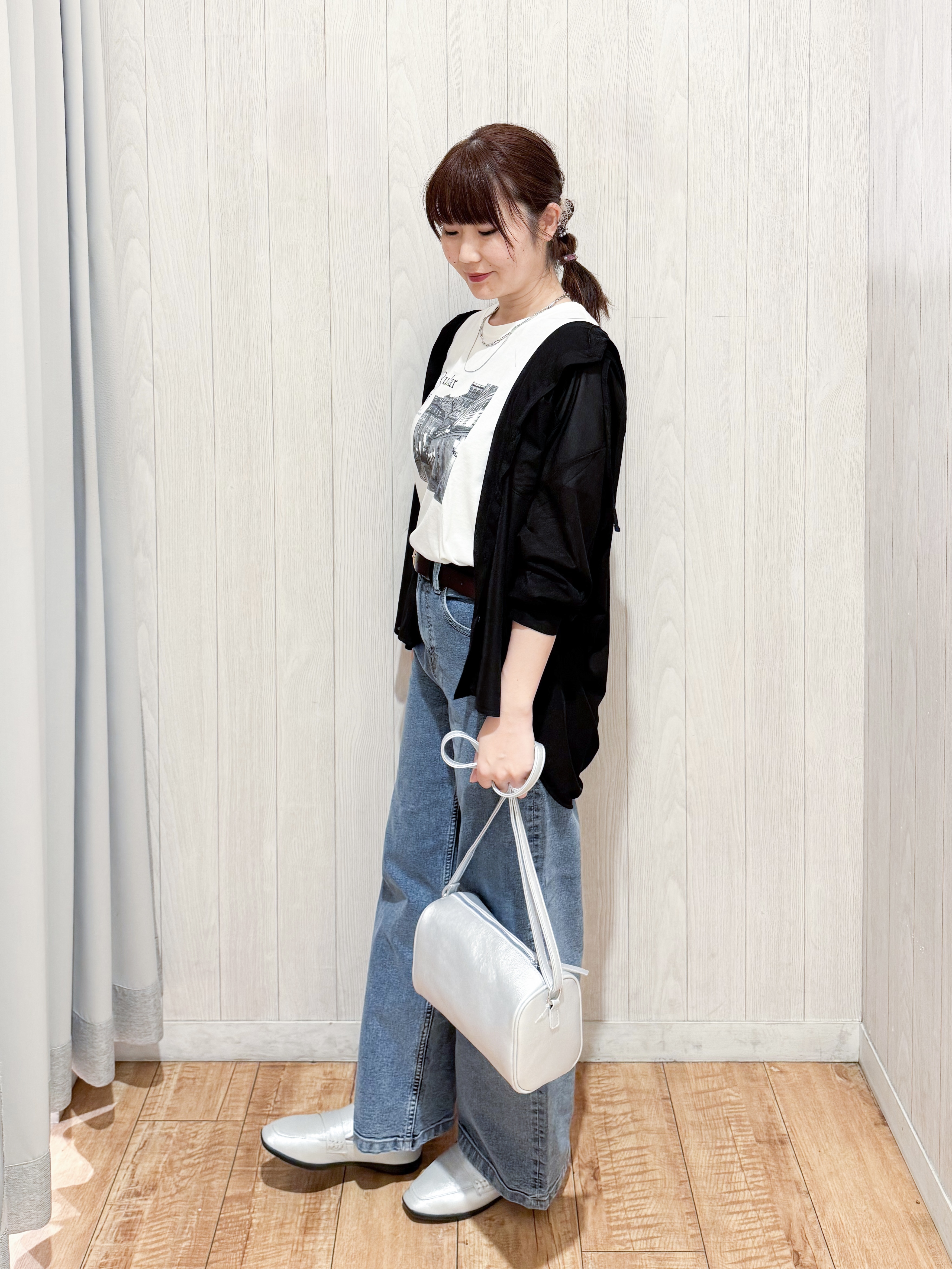 愛さんの「SHOO･LA･RUE｜【洗濯機可/体型カバー】程よい透け感の ゆるシア―シャツパーカ」を使ったコーディネート