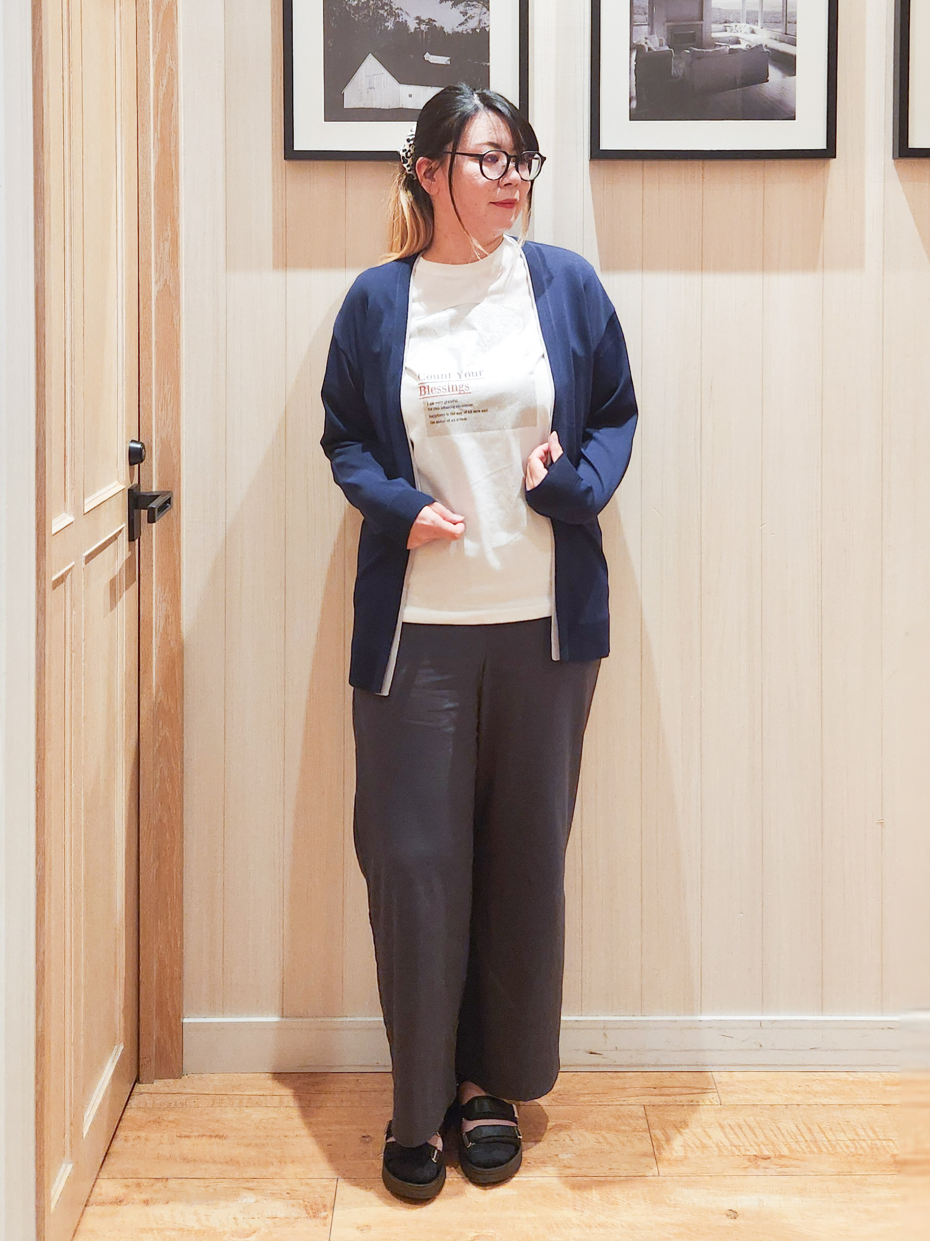 れーやんさんの「SHOO･LA･RUE｜【お袖丈選べる/UV/毛玉になりにくい】配色デザインがポイント ひんやりボタンレスカーディガン」を使ったコーディネート