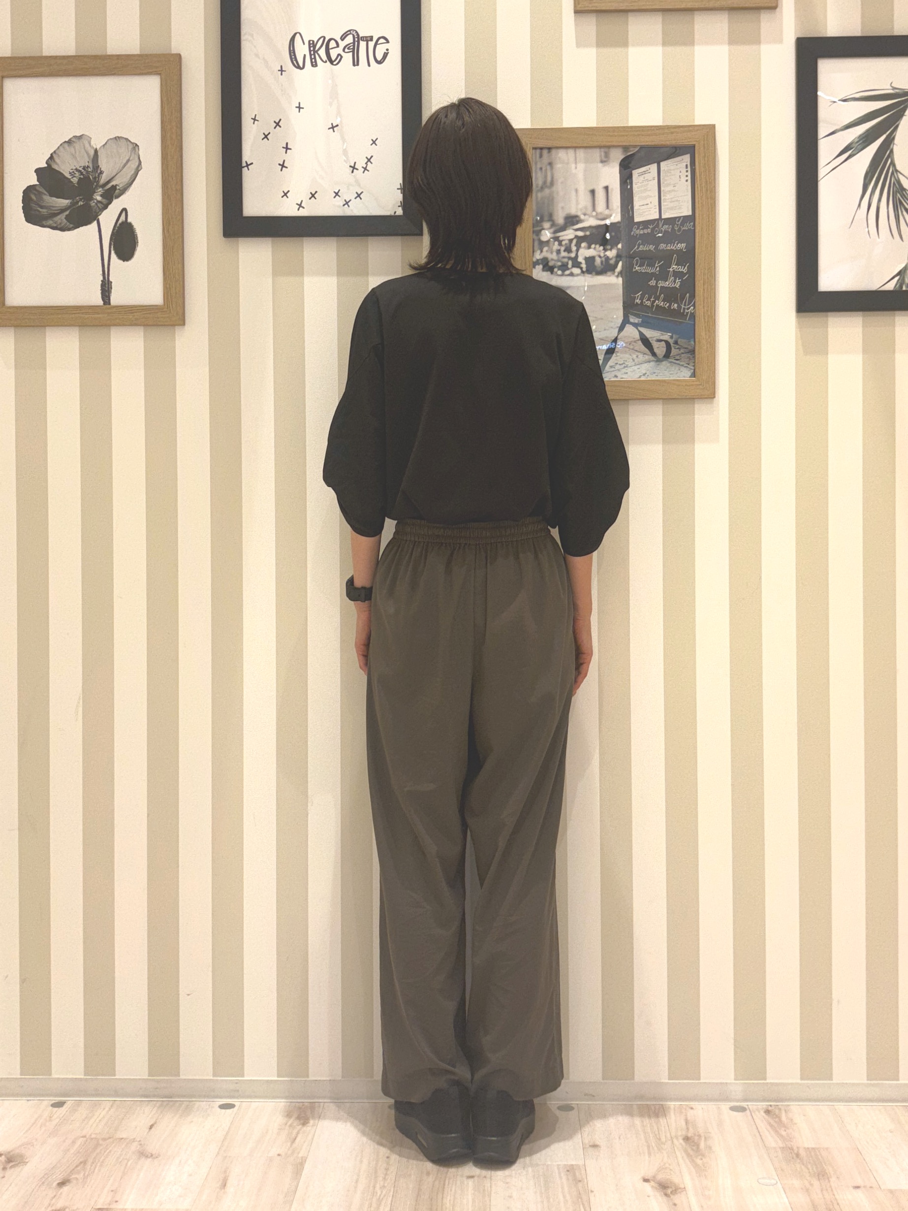 たまごがにさんの「SHOO･LA･RUE｜Tシャツ以上ブラウス未満 ツイストスリーブの上品トップス」を使ったコーディネート