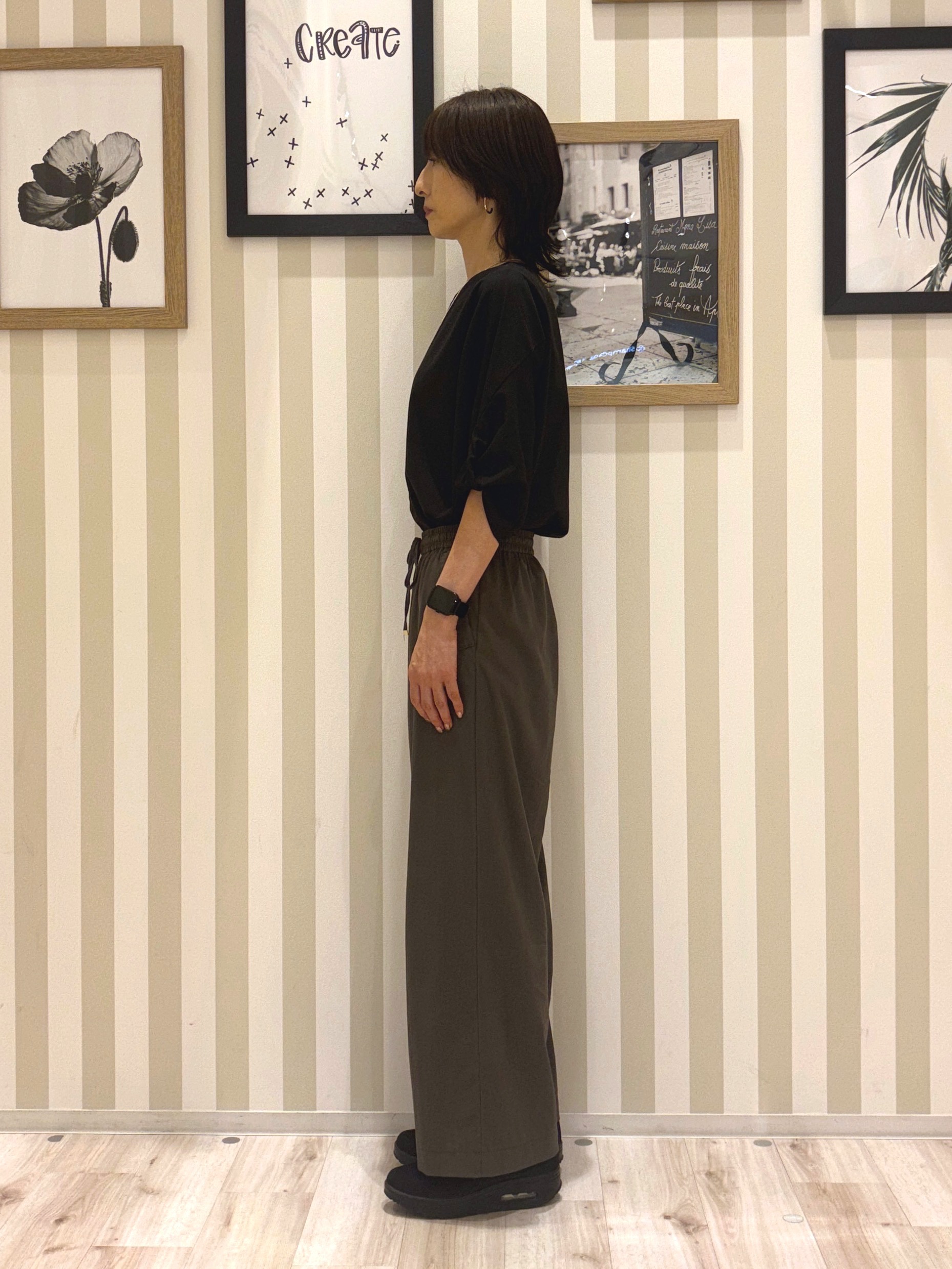 たまごがにさんの「SHOO･LA･RUE｜Tシャツ以上ブラウス未満 ツイストスリーブの上品トップス」を使ったコーディネート