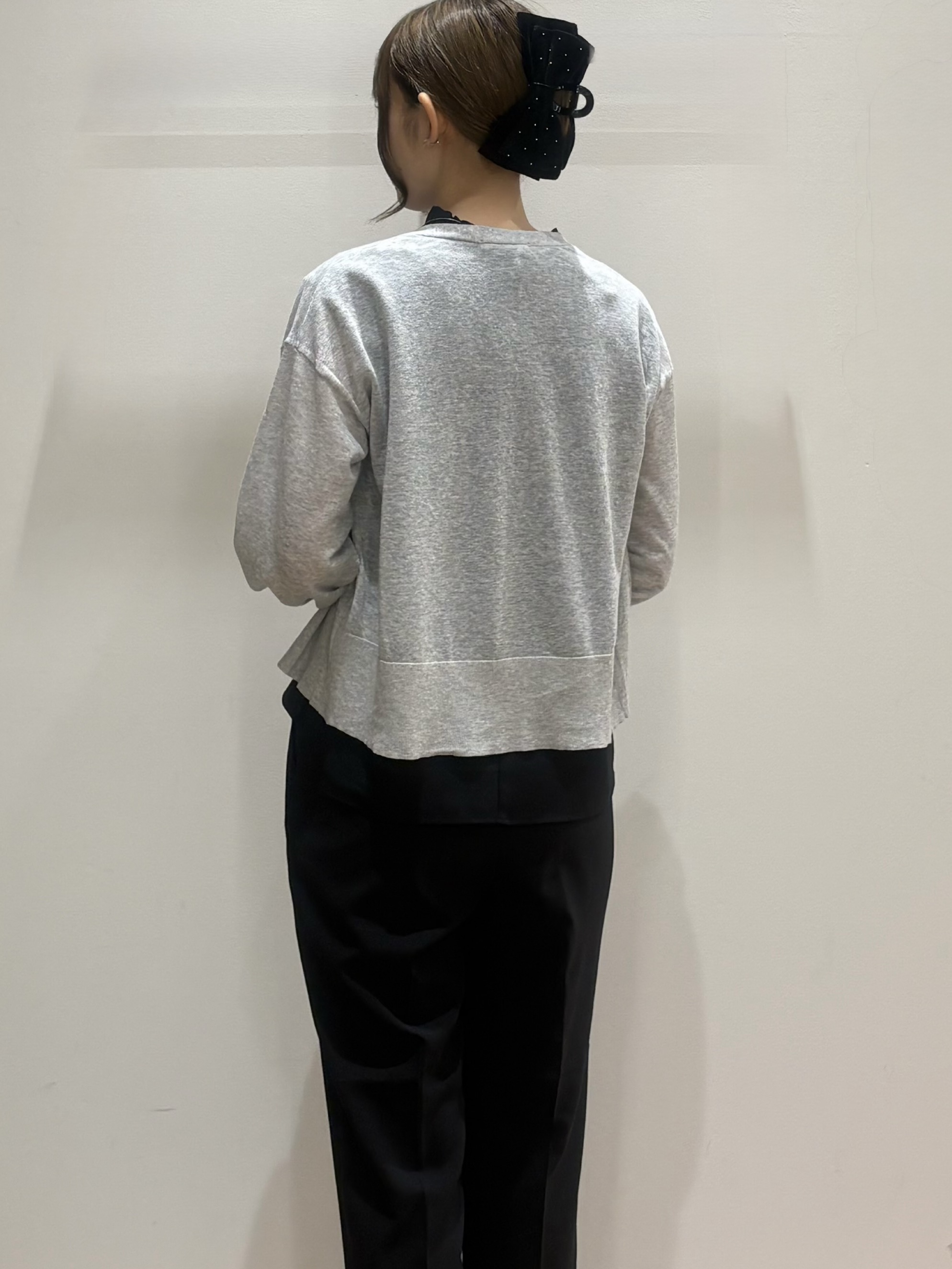 𝓚さんの「OPAQUE.CLIP｜ビジューホックショートカーディガン【洗濯機OK／抗ピリング／6col】」を使ったコーディネート