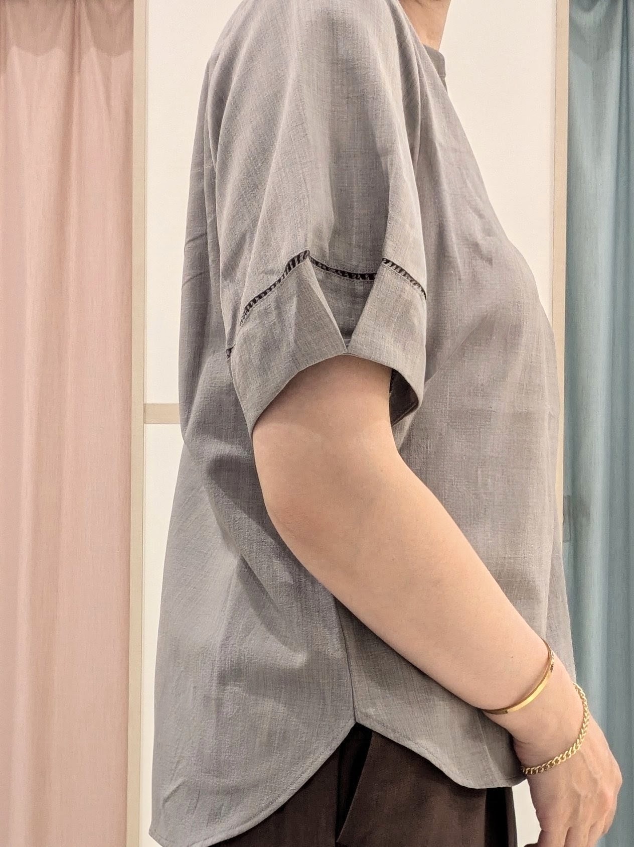 miyuさんの「SHOO･LA･RUE｜【洗濯後しわになりにくい/インせずきまる】お袖のハシゴレースで涼やかに 麻調スキッパーブラウス」を使ったコーディネート