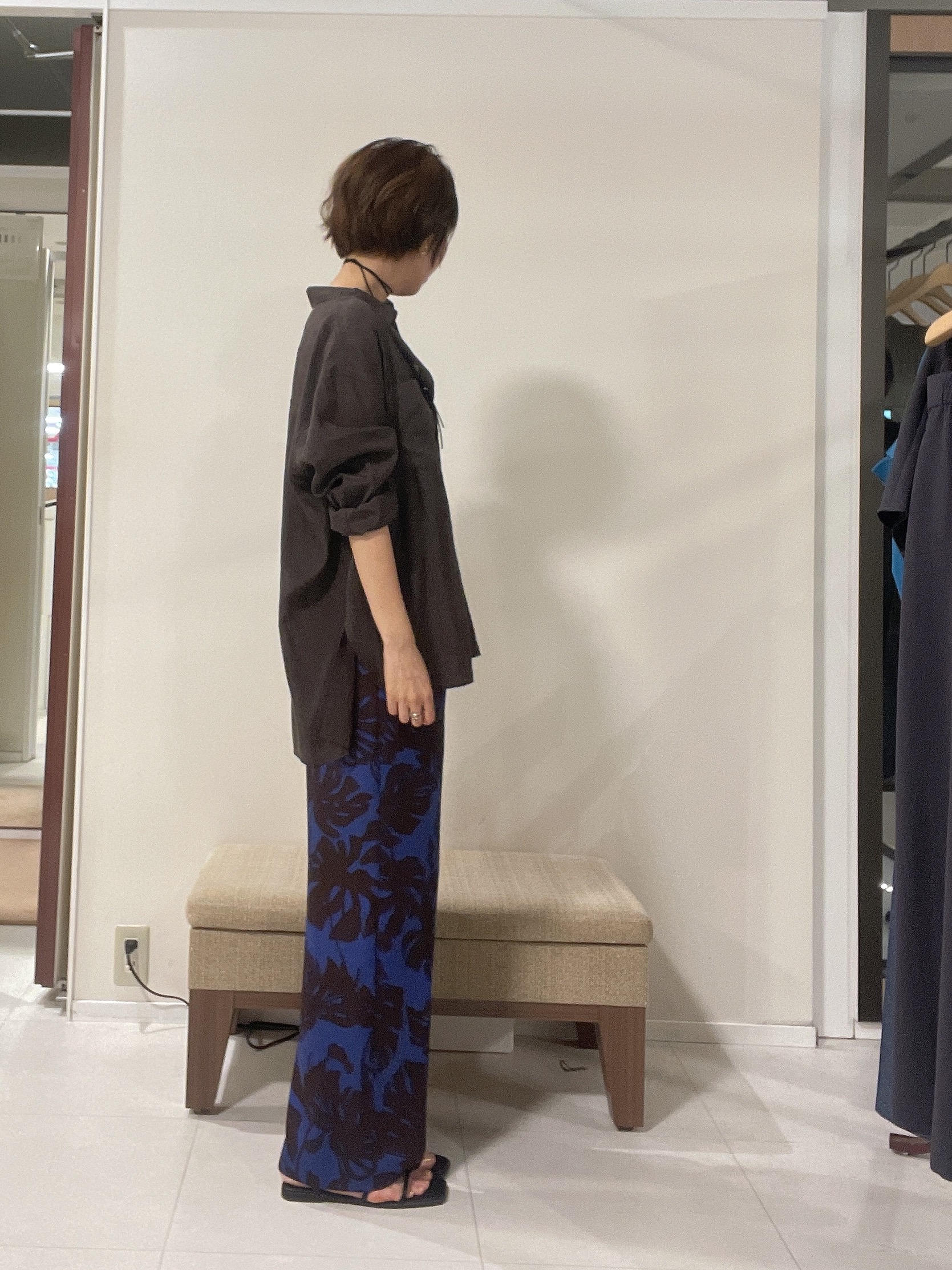 IWAMOさんの「UNTITLED｜シルキータッチシアーシャツ」を使ったコーディネート