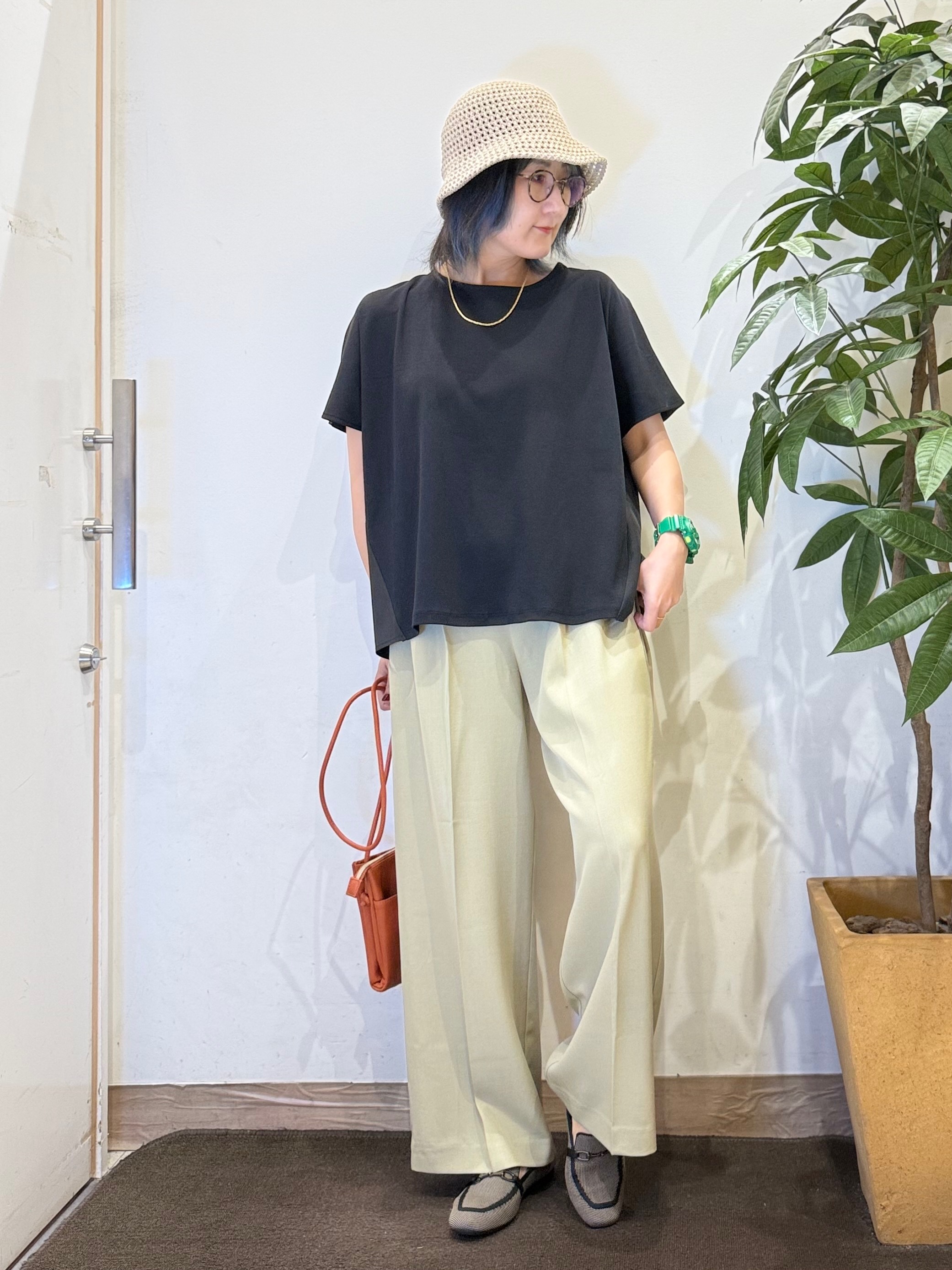misakiさんの「SHOO･LA･RUE｜【体型カバー/S-LL】後ろ姿も映える 異素材ドッキングトップス」を使ったコーディネート