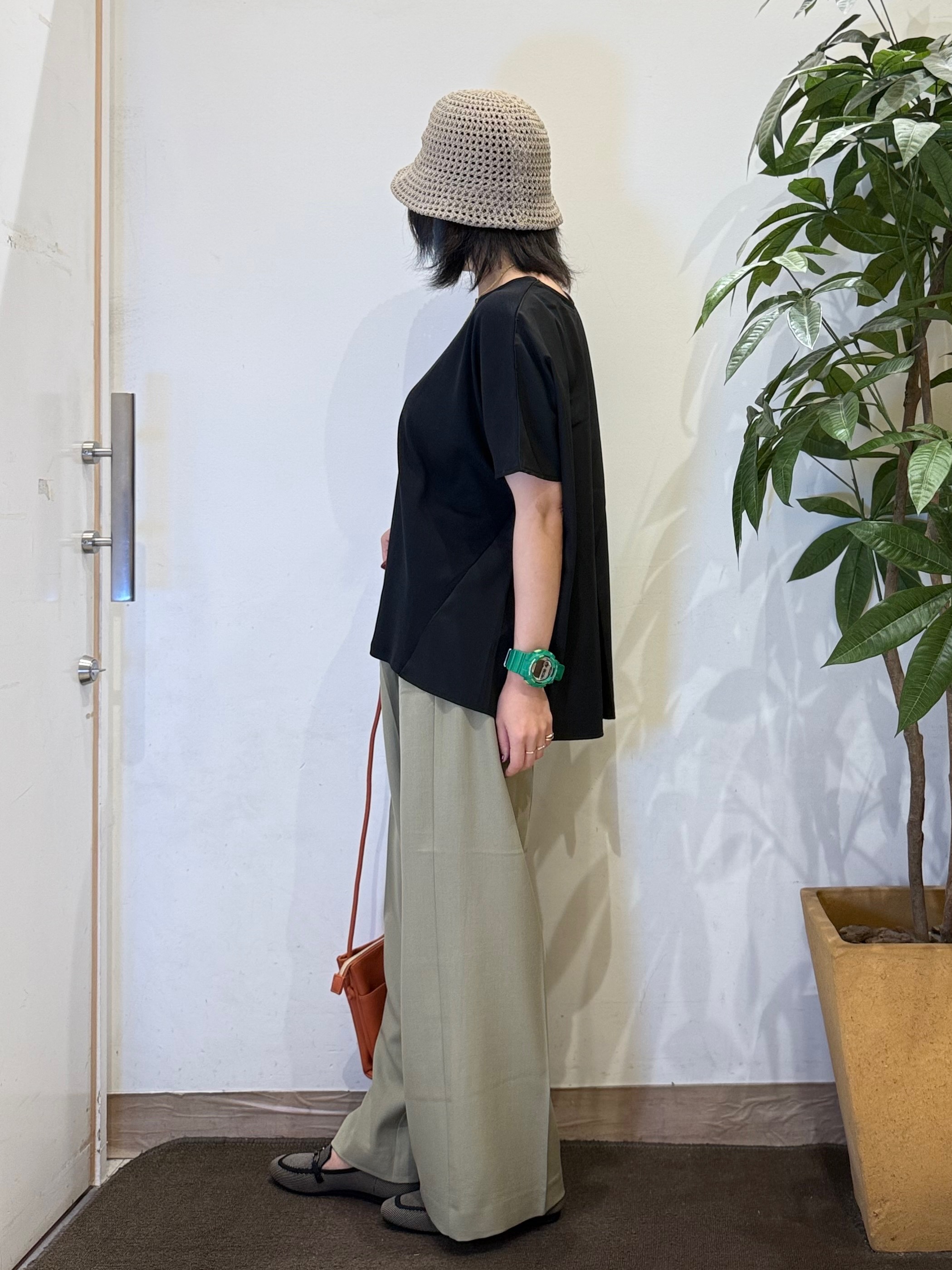 misakiさんの「SHOO･LA･RUE｜【体型カバー/S-LL】後ろ姿も映える 異素材ドッキングトップス」を使ったコーディネート