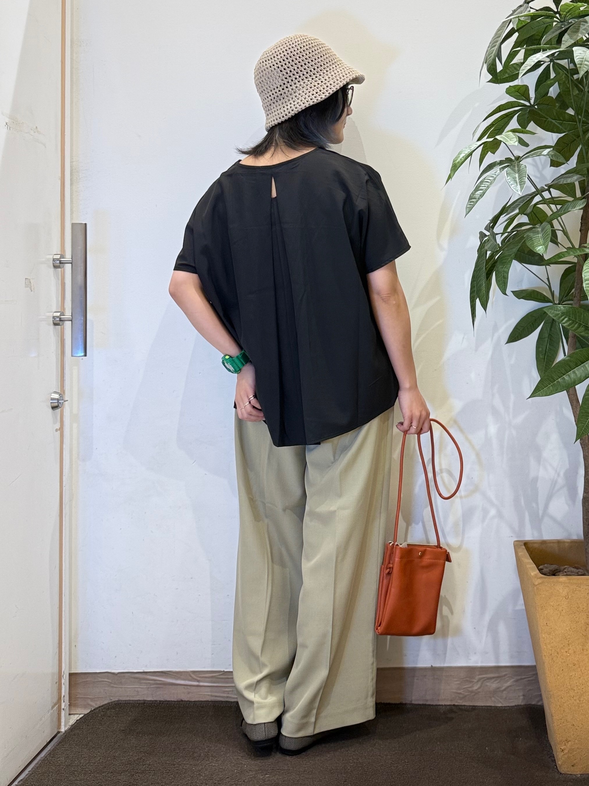 misakiさんの「SHOO･LA･RUE｜【体型カバー/S-LL】後ろ姿も映える 異素材ドッキングトップス」を使ったコーディネート