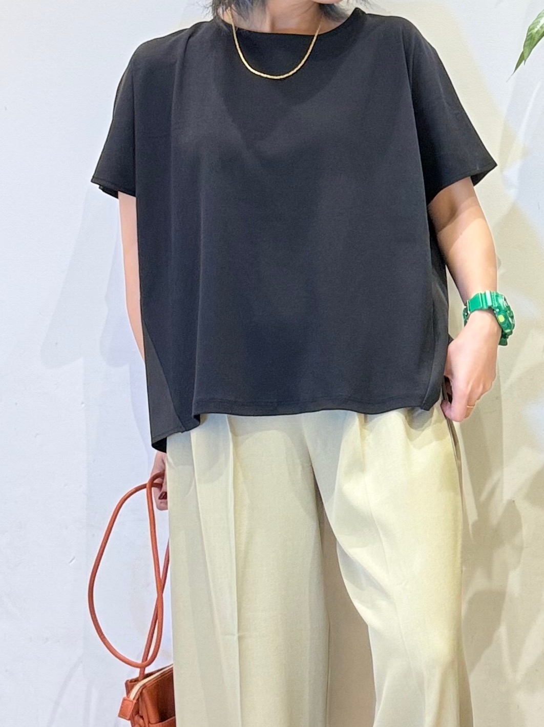 misakiさんの「SHOO･LA･RUE｜【体型カバー/S-LL】後ろ姿も映える 異素材ドッキングトップス」を使ったコーディネート