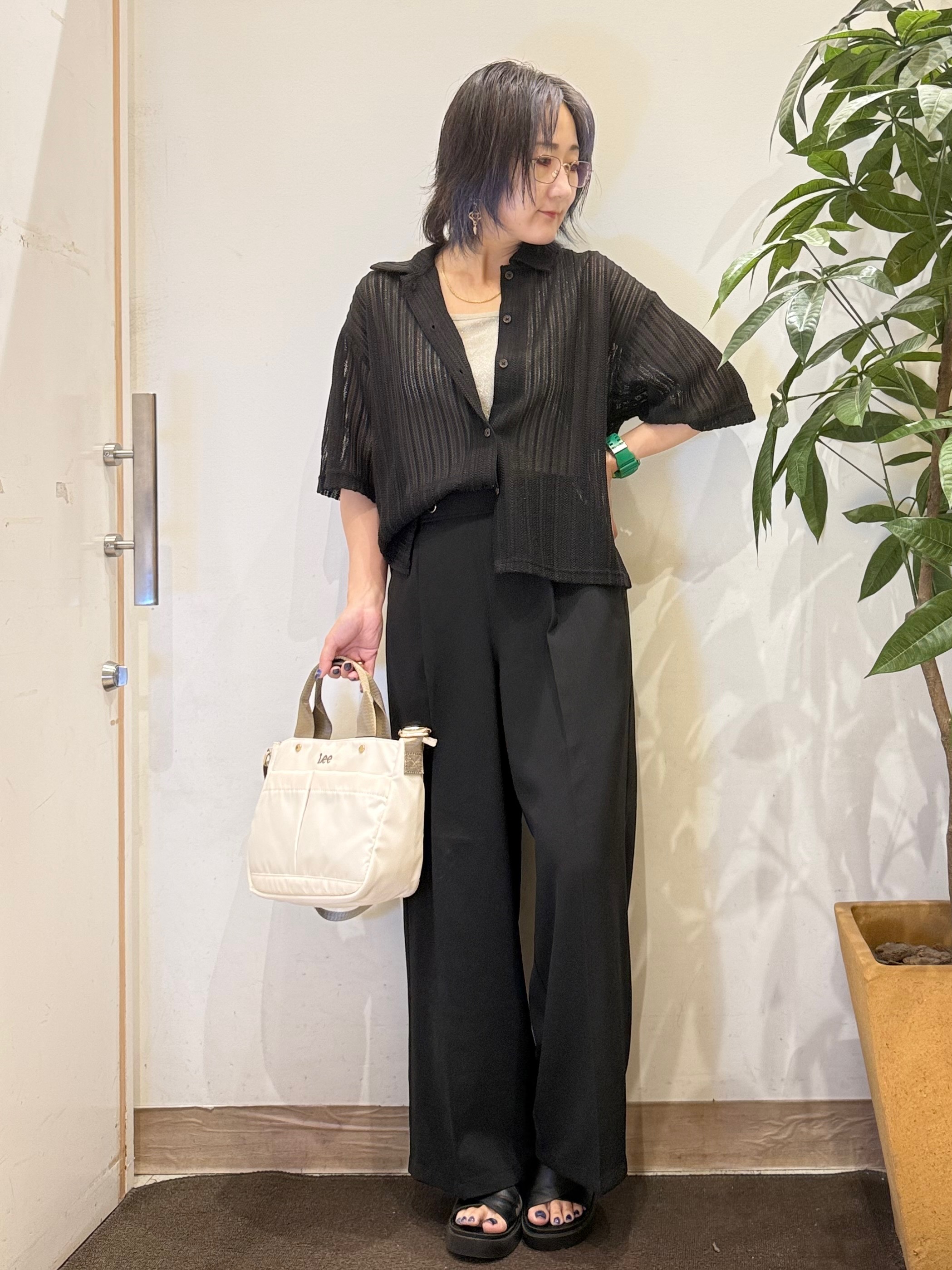 misakiさんの「SHOO･LA･RUE｜【洗濯機可/S-LL】軽やかで涼しげな 透かしレース風前開きシャツ」を使ったコーディネート