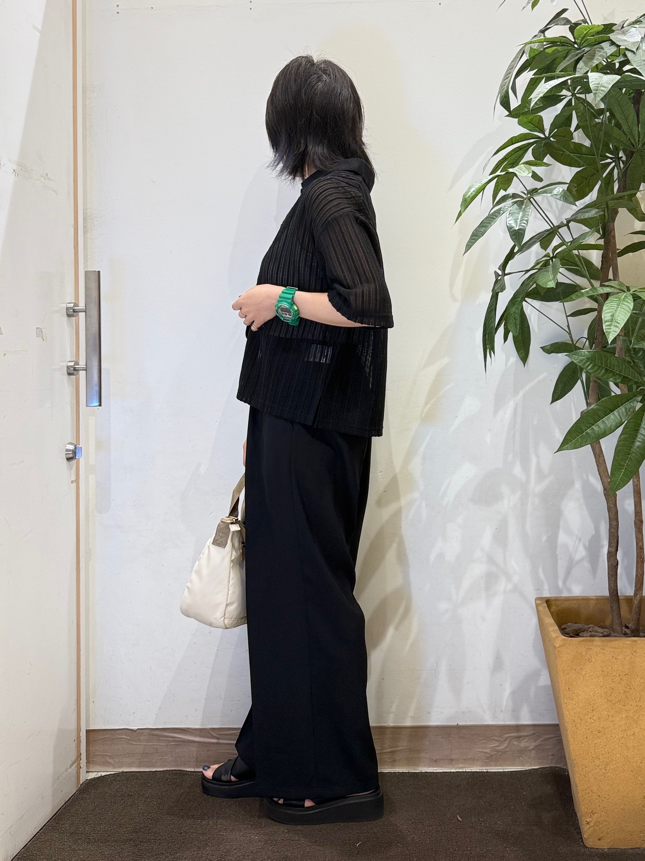 misakiさんの「SHOO･LA･RUE｜【洗濯機可/S-LL】軽やかで涼しげな 透かしレース風前開きシャツ」を使ったコーディネート