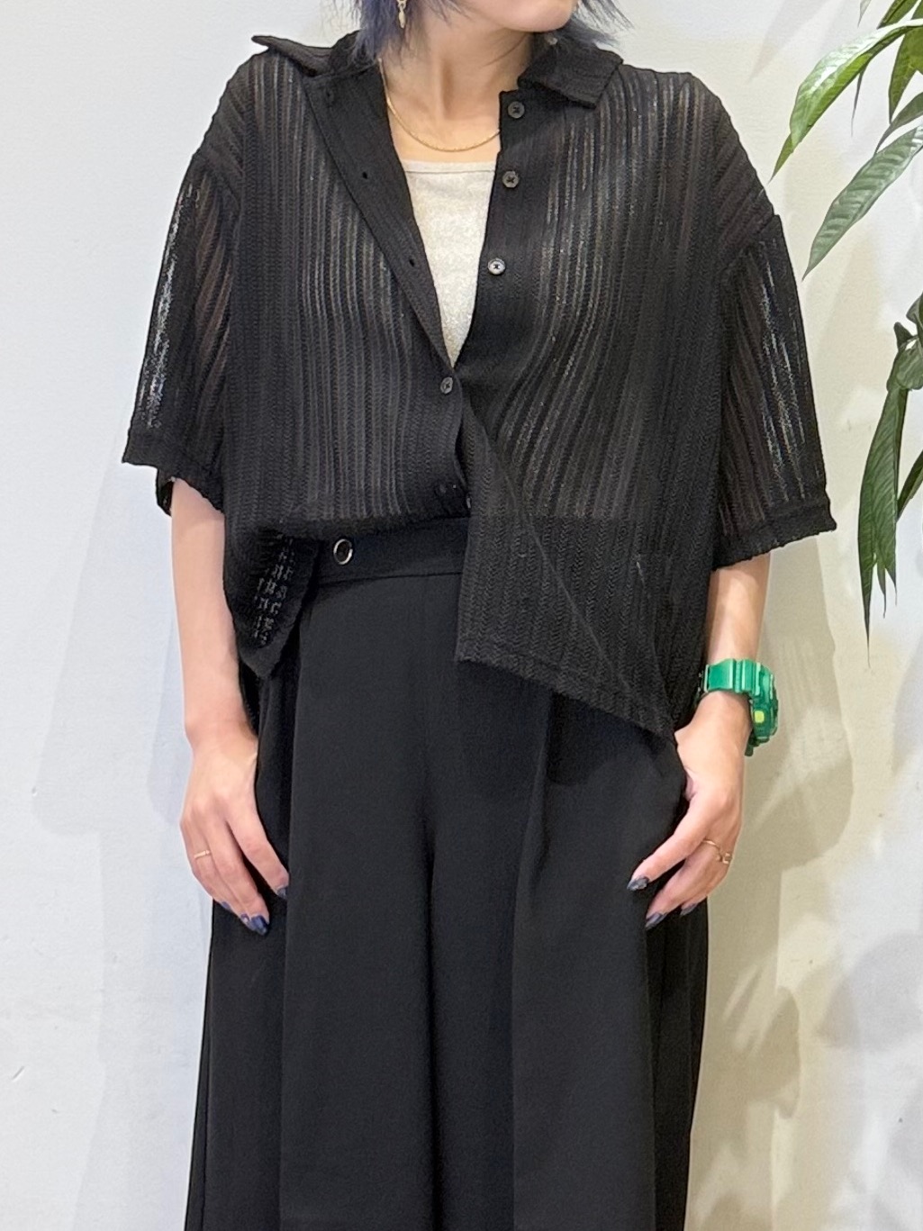 misakiさんの「SHOO･LA･RUE｜【洗濯機可/S-LL】軽やかで涼しげな 透かしレース風前開きシャツ」を使ったコーディネート