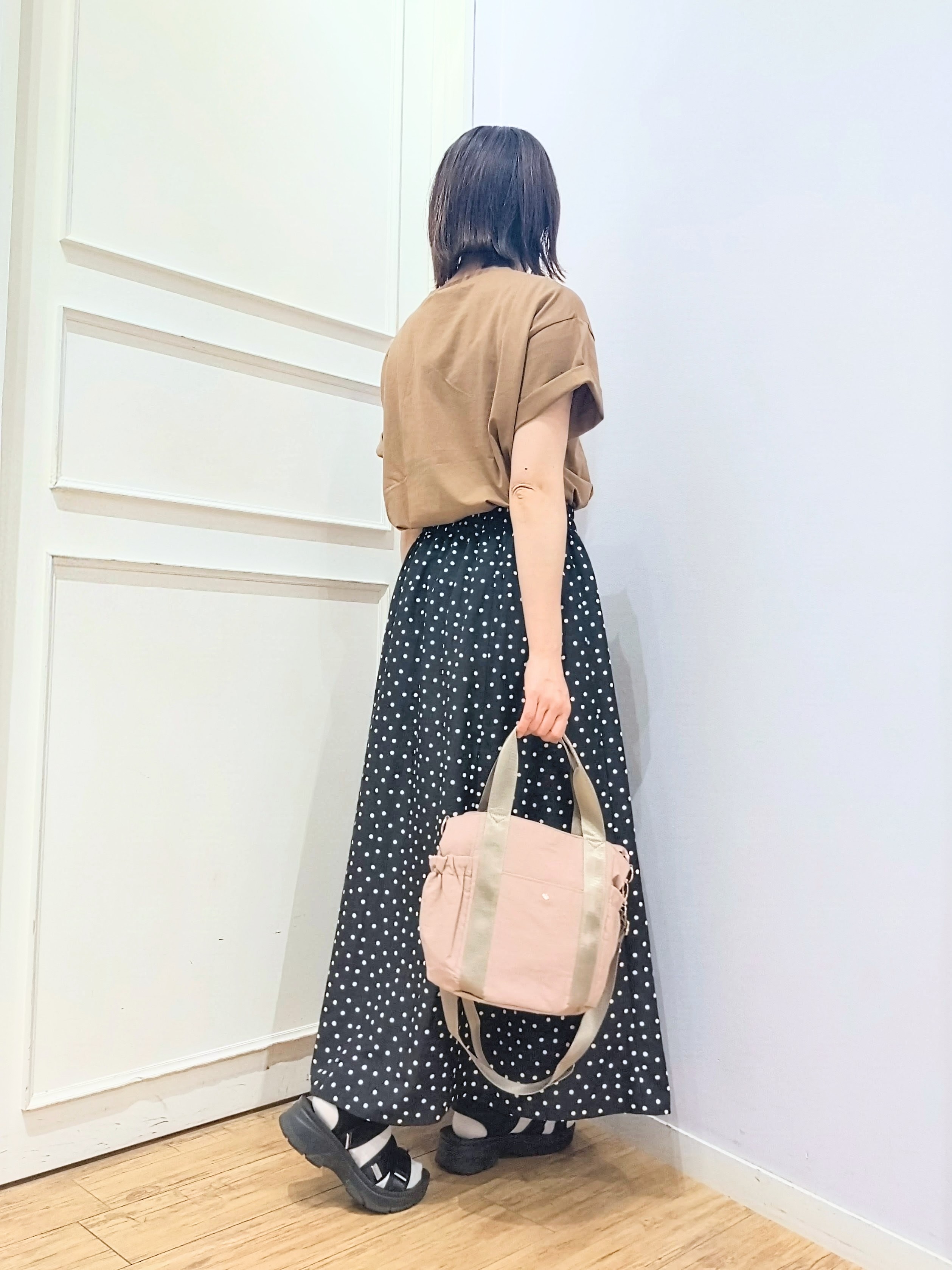 miomioさんの「SHOO･LA･RUE｜【S-LL】大人っぽく着られる ジェルロゴプリントTシャツ」を使ったコーディネート