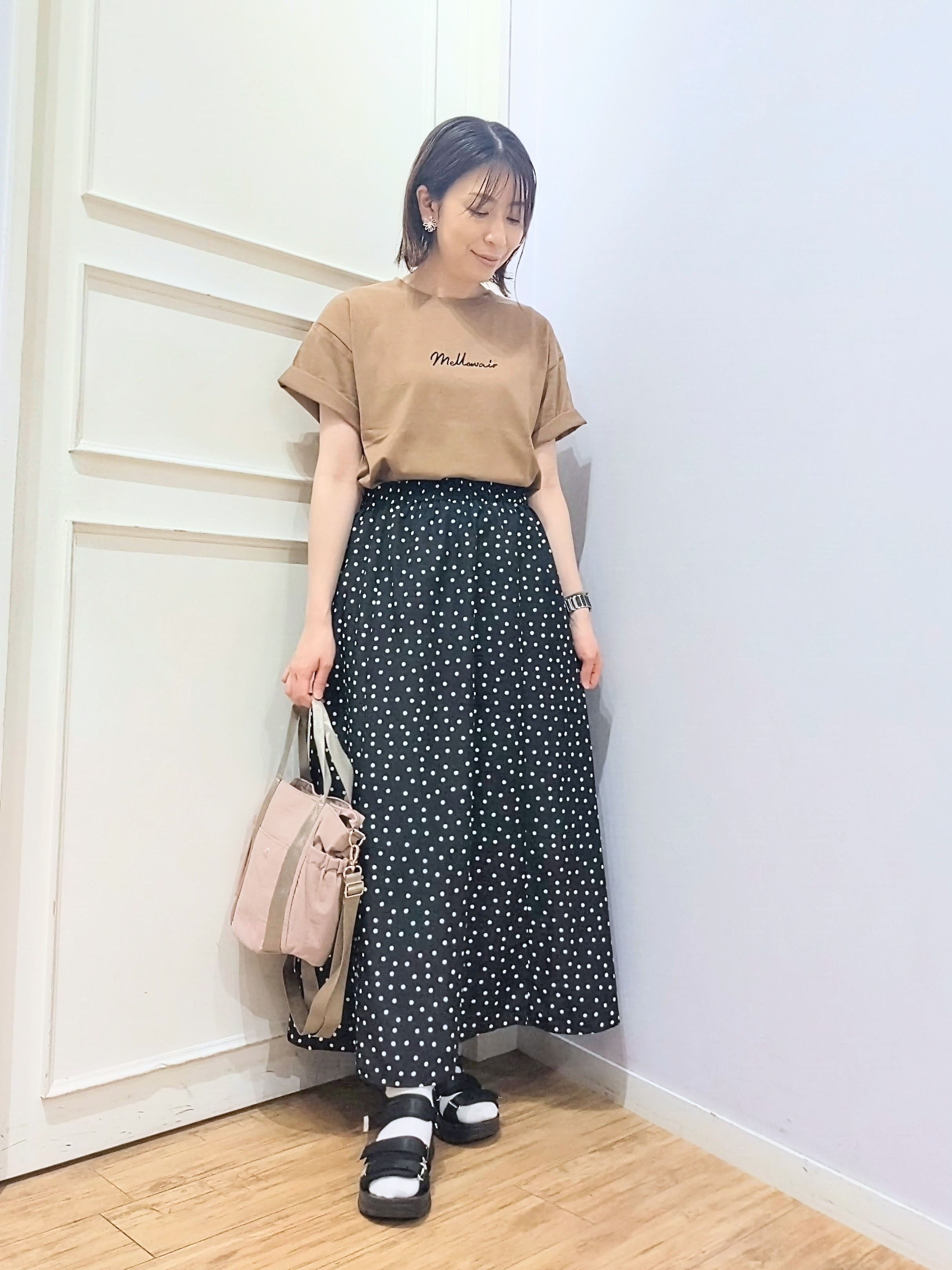 miomioさんの「SHOO･LA･RUE｜【S-LL】大人っぽく着られる ジェルロゴプリントTシャツ」を使ったコーディネート