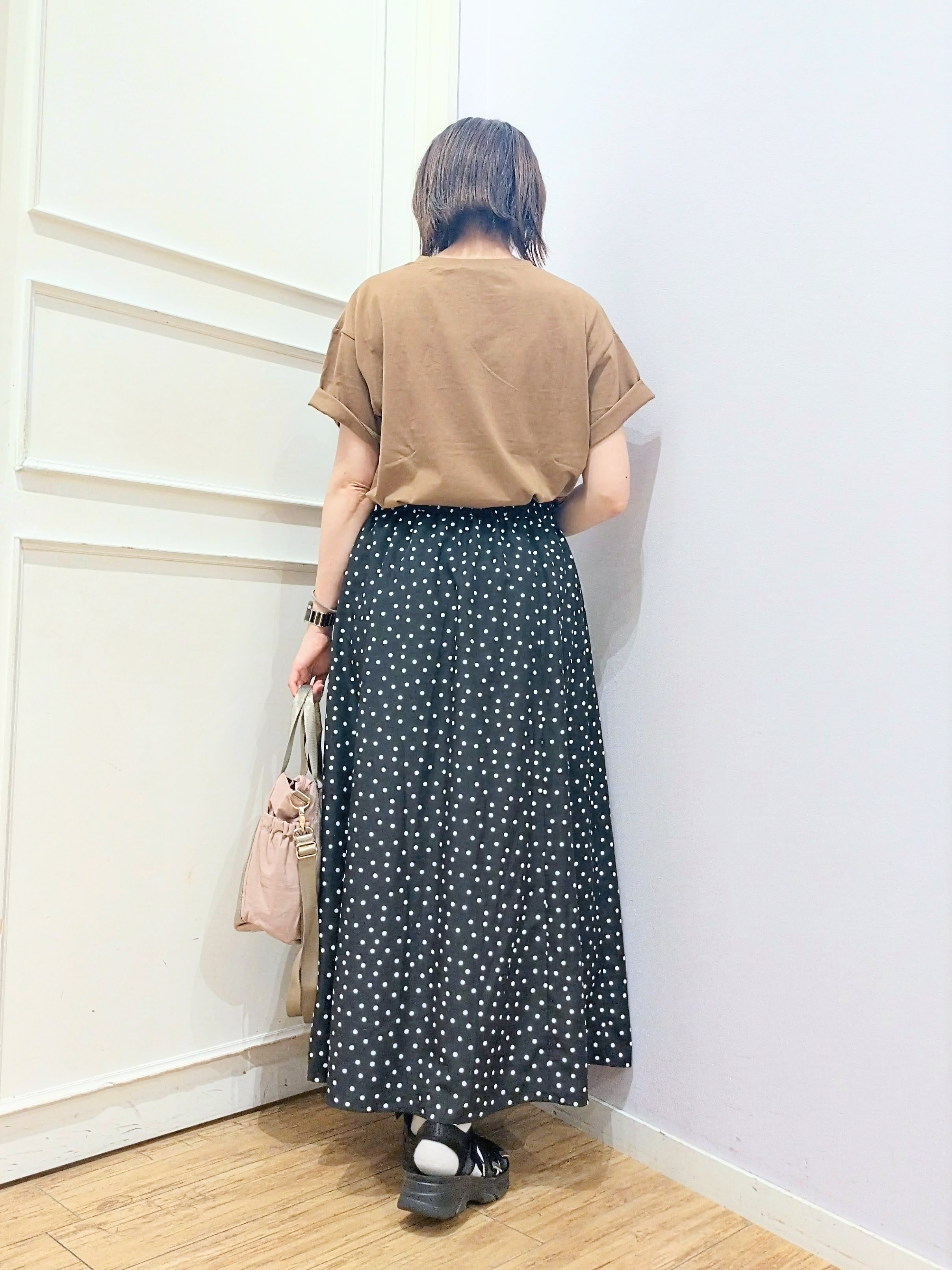 miomioさんの「SHOO･LA･RUE｜【S-LL】大人っぽく着られる ジェルロゴプリントTシャツ」を使ったコーディネート