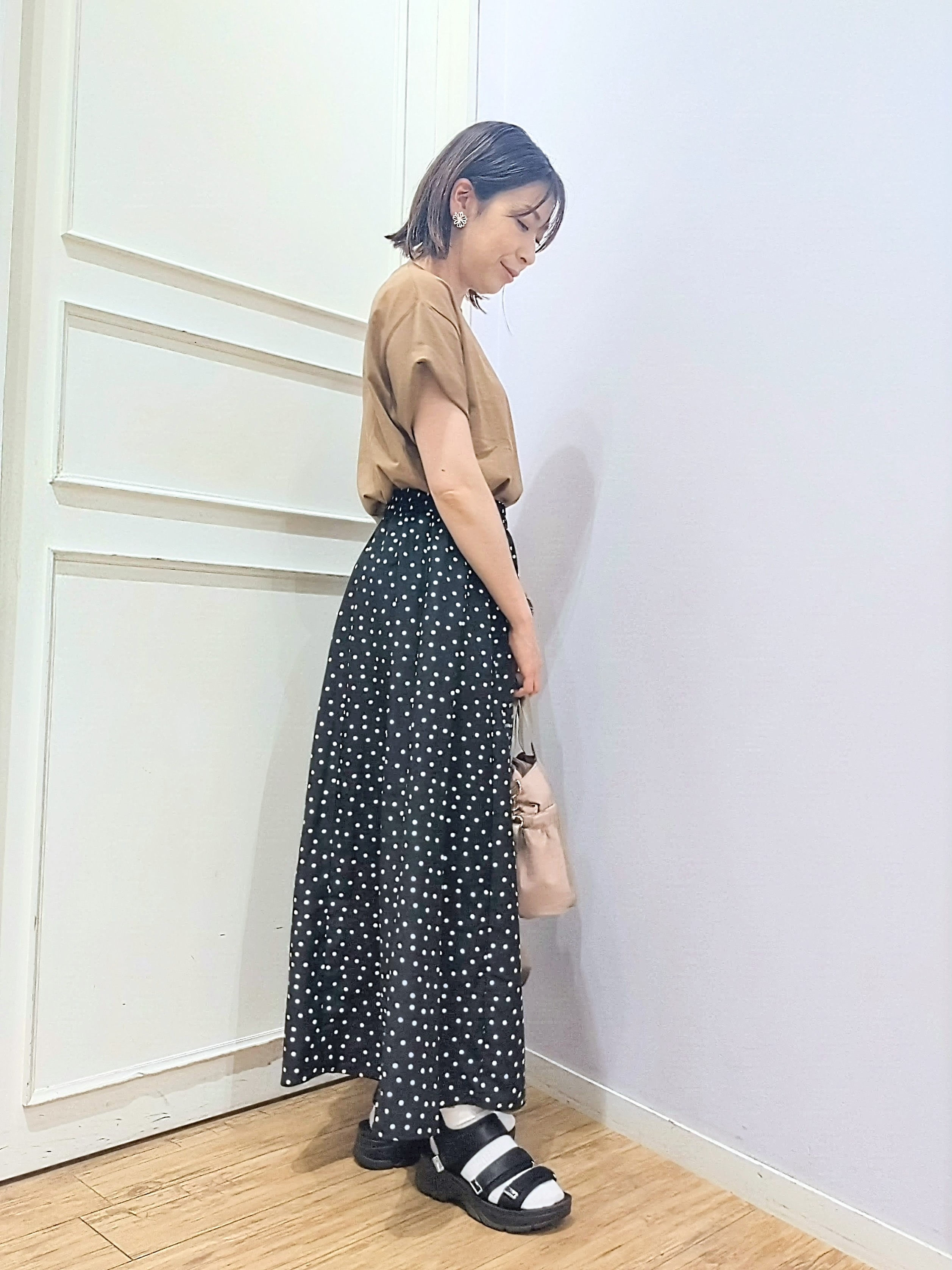 miomioさんの「SHOO･LA･RUE｜【S-LL】大人っぽく着られる ジェルロゴプリントTシャツ」を使ったコーディネート