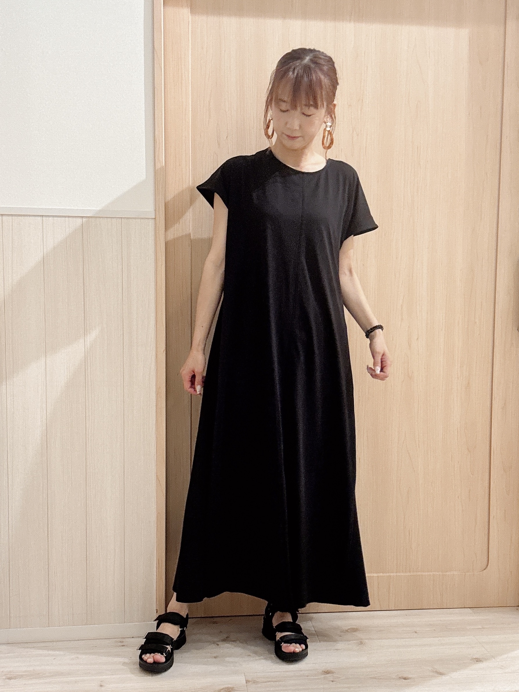 モカさんの「SHOO･LA･RUE｜【ひんやり/体型カバー/洗濯機可】涼やかAラインロングワンピース」を使ったコーディネート