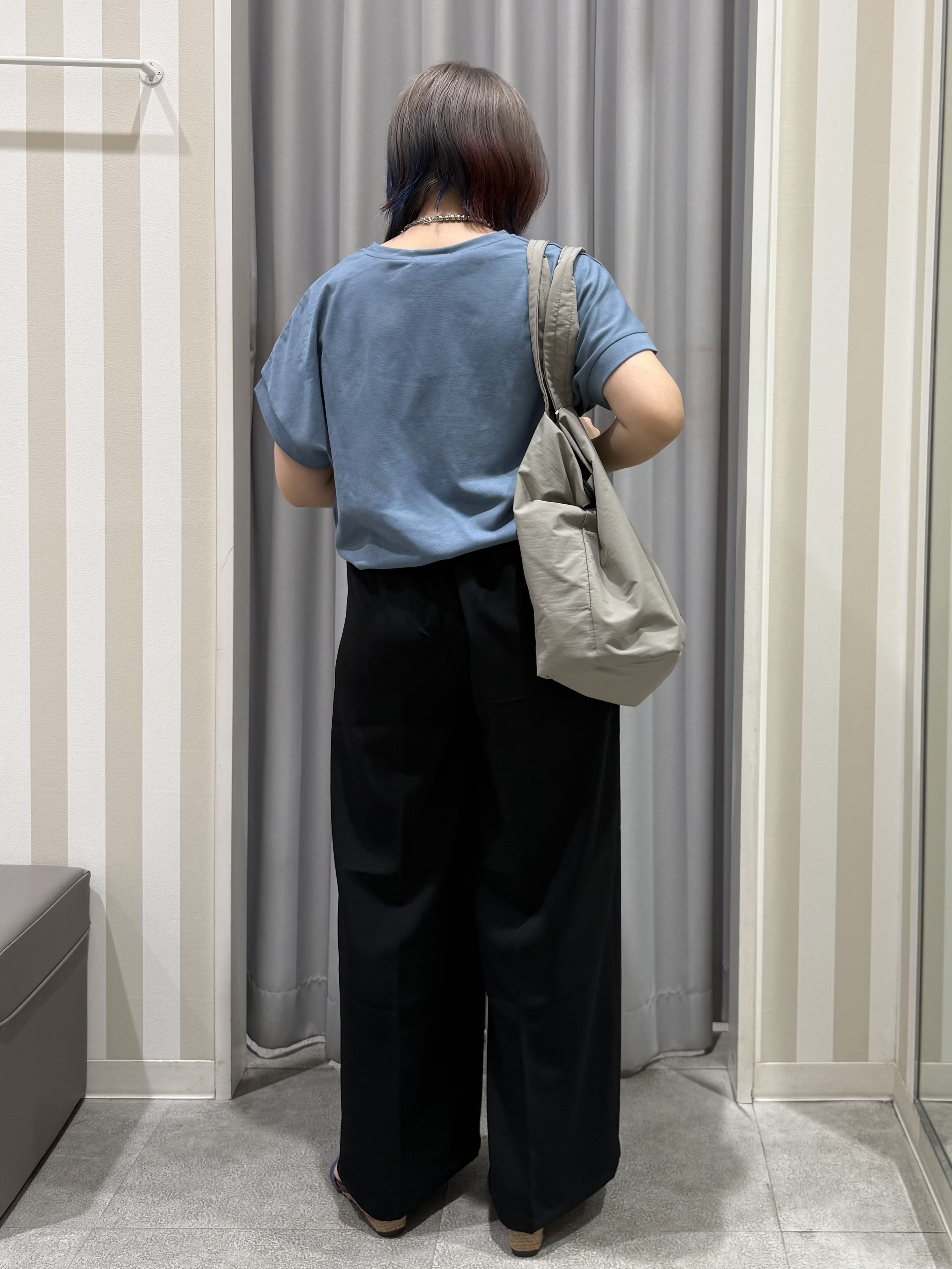 sakinoさんの「SHOO･LA･RUE｜【汗じみ防止/ひんやり/体型カバー】真夏の味方。汗じみが気になりにくい 大人の刺繍ロゴTシャツ」を使ったコーディネート