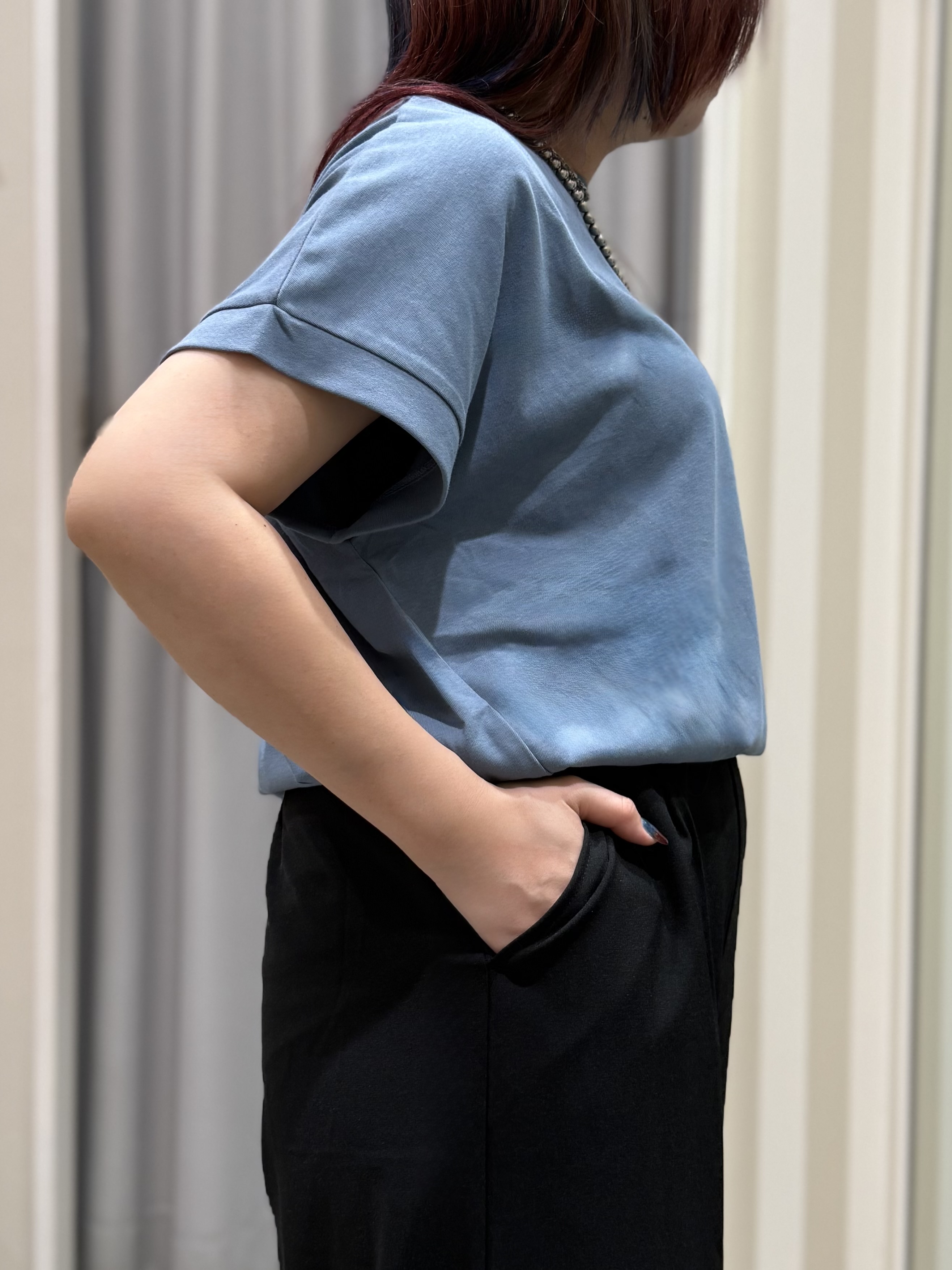 sakinoさんの「SHOO･LA･RUE｜【汗じみ防止/ひんやり/体型カバー】真夏の味方。汗じみが気になりにくい 大人の刺繍ロゴTシャツ」を使ったコーディネート
