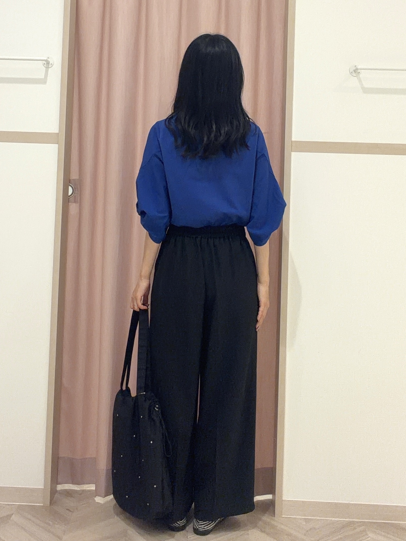 大西直穂さんの「SHOO･LA･RUE｜【S-LL/洗濯機可/二の腕カバー】楽に上品見え ツイストスリーブトップス」を使ったコーディネート