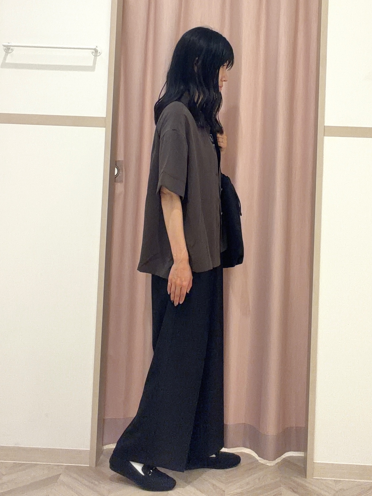 大西直穂さんの「SHOO･LA･RUE｜【通気性〇/ひんやり/S-LL】洗濯後しわになりにくい とろみストライプシャツ」を使ったコーディネート