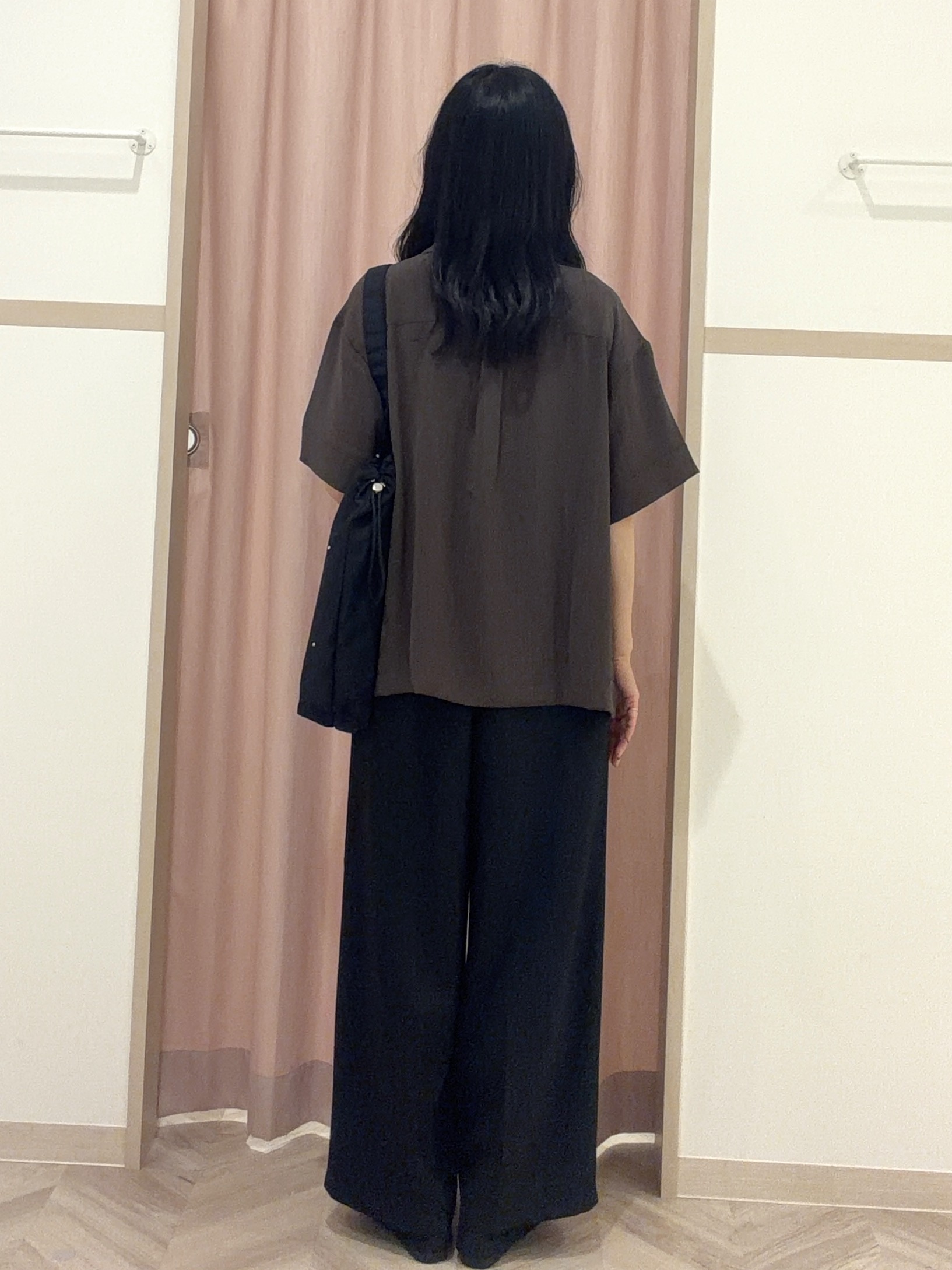 大西直穂さんの「SHOO･LA･RUE｜【通気性〇/ひんやり/S-LL】洗濯後しわになりにくい とろみストライプシャツ」を使ったコーディネート