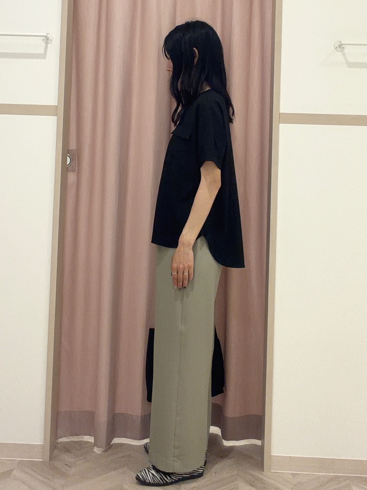 大西直穂さんの「SHOO･LA･RUE｜【洗濯後しわになりにくい/ひんやり/UV/吸水速乾】Wポケットが目を引く オンオフ使えるスキッパーブ」を使ったコーディネート