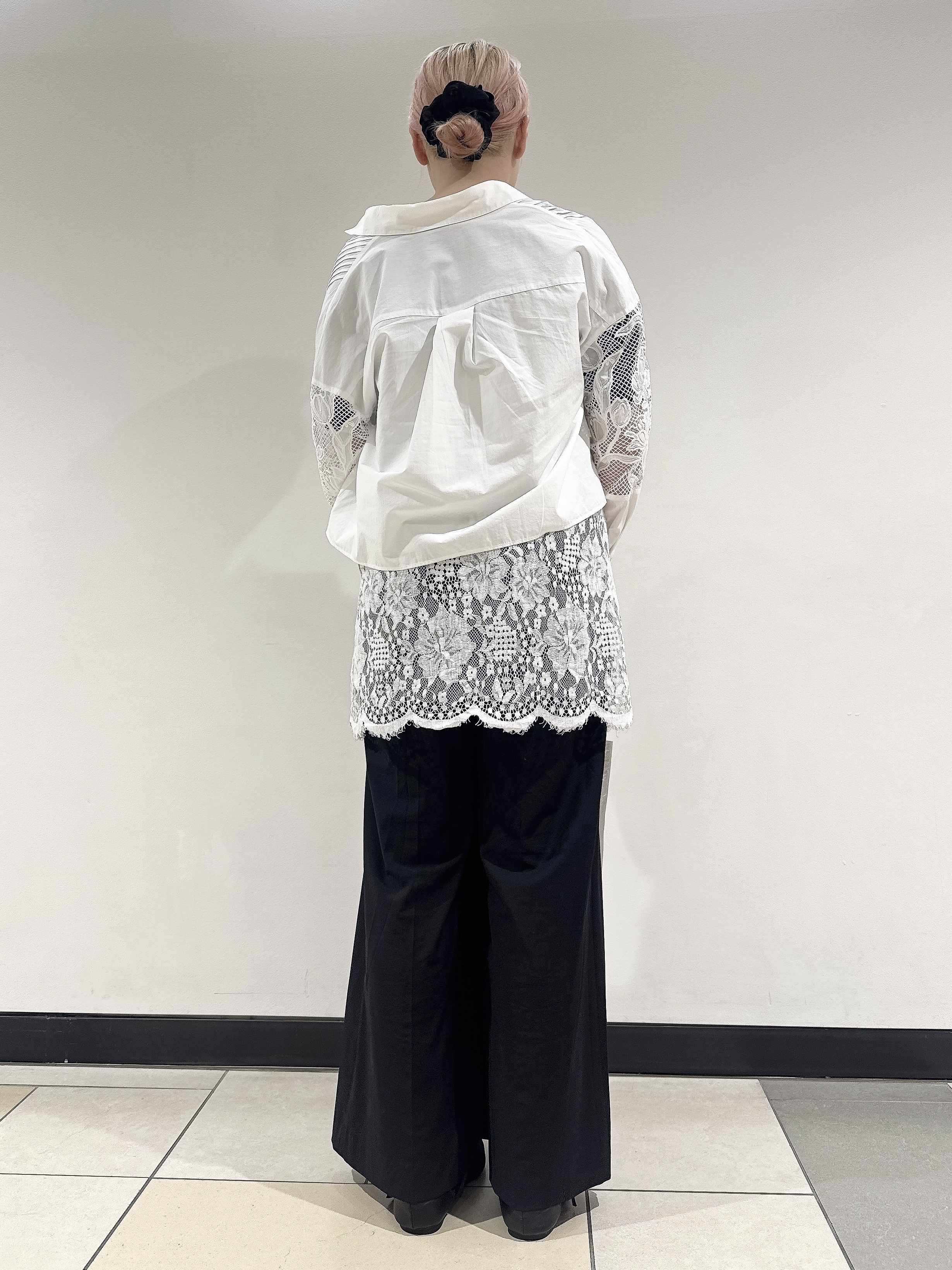 なかもとあきさんの「DRESSTERIOR｜【着映え】レーススリーブ ピンタック クロップドシャツ」を使ったコーディネート