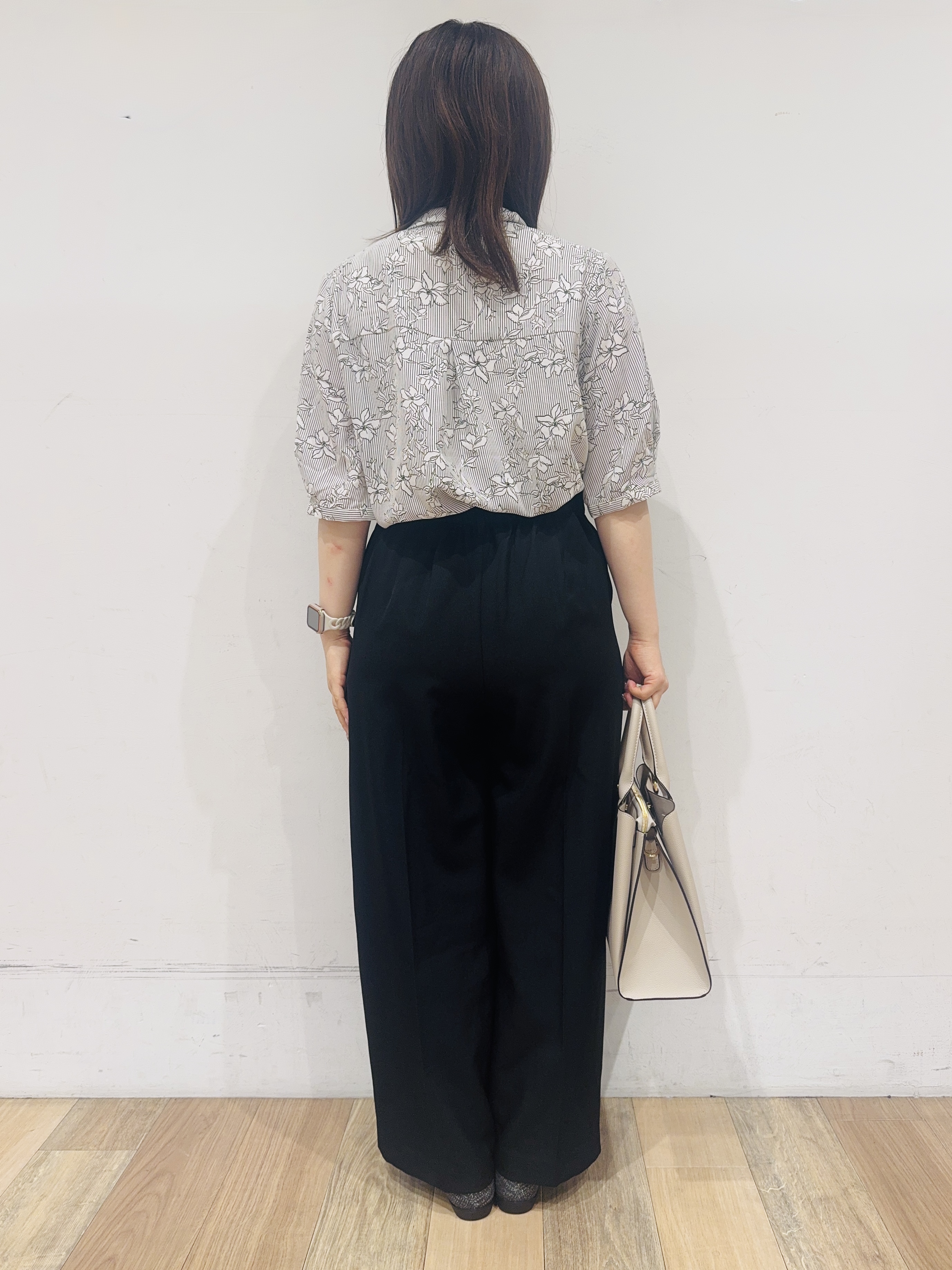 miさんの「grove｜【洗濯機OK/シワになりにくい】1枚で華やぐ配色ボウタイブラウス」を使ったコーディネート