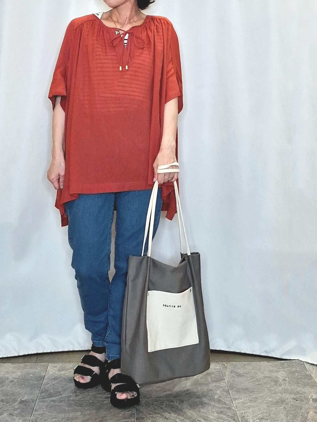 ぬーさんの「SHOO･LA･RUE｜【2点セット/洗濯機可/インしないで着られる】大人の抜け感 リボン付きポンチョ風ブラウス＆タンクトッ」を使ったコーディネート