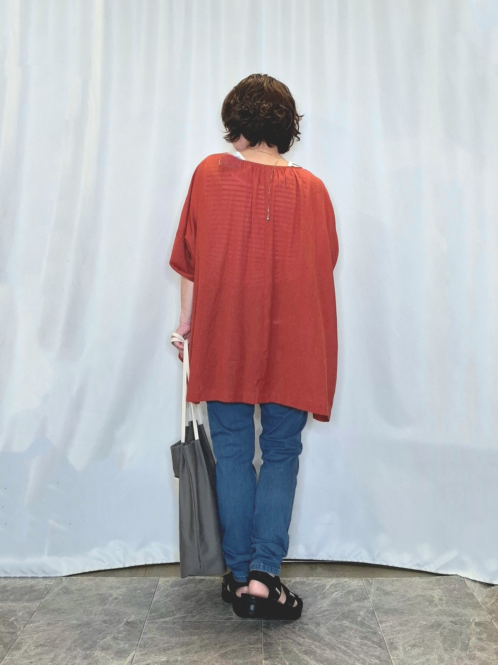 ぬーさんの「SHOO･LA･RUE｜【2点セット/洗濯機可/インしないで着られる】大人の抜け感 リボン付きポンチョ風ブラウス＆タンクトッ」を使ったコーディネート