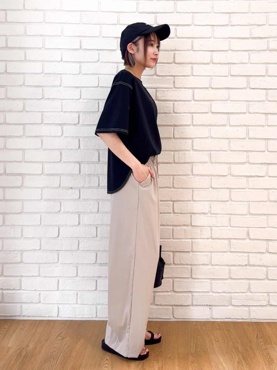 𝐜𝐡𝐢𝐤𝐚さんの「SHOO･LA･RUE｜【S-LL/体型カバー】インせず着られる 配色ステッチ 5分袖ロゴTシャツ」を使ったコーディネート