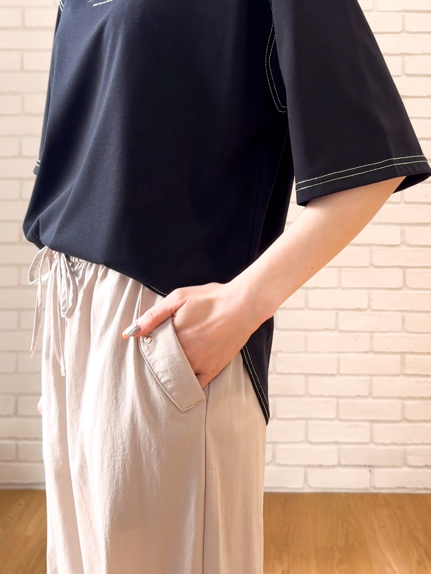 𝐜𝐡𝐢𝐤𝐚さんの「SHOO･LA･RUE｜【S-LL/体型カバー】インせず着られる 配色ステッチ 5分袖ロゴTシャツ」を使ったコーディネート