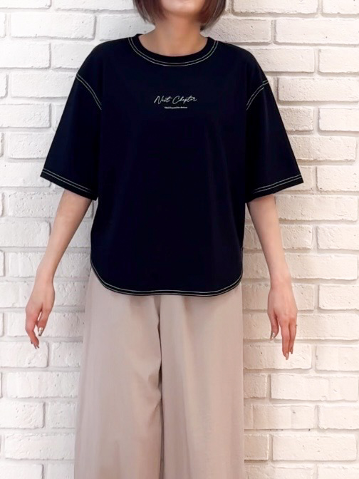𝐜𝐡𝐢𝐤𝐚さんの「SHOO･LA･RUE｜【S-LL/体型カバー】インせず着られる 配色ステッチ 5分袖ロゴTシャツ」を使ったコーディネート
