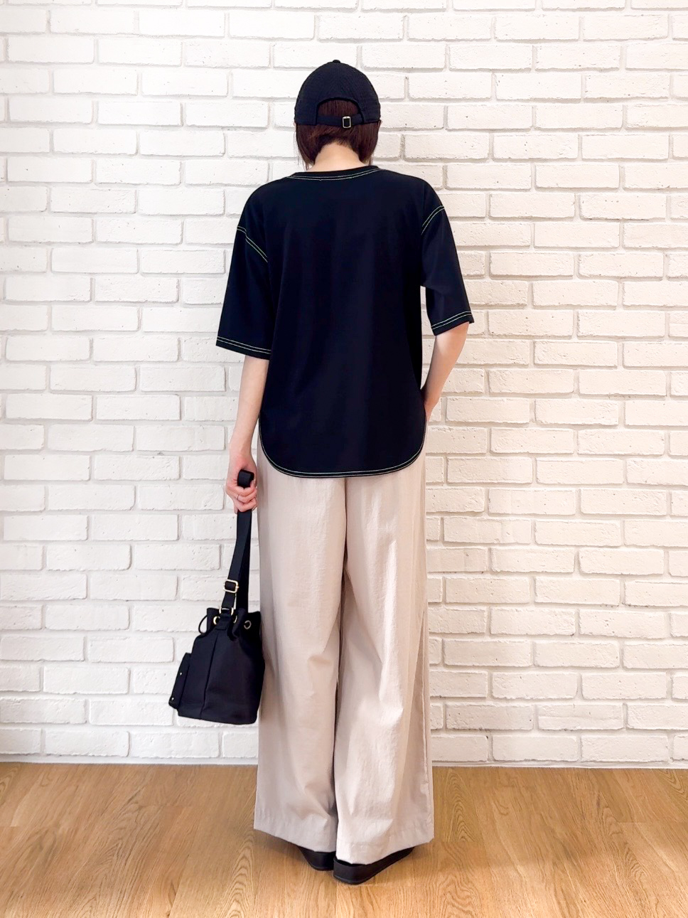 𝐜𝐡𝐢𝐤𝐚さんの「SHOO･LA･RUE｜【S-LL/体型カバー】インせず着られる 配色ステッチ 5分袖ロゴTシャツ」を使ったコーディネート