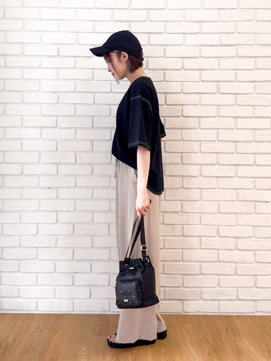 𝐜𝐡𝐢𝐤𝐚さんの「SHOO･LA･RUE｜【S-LL/体型カバー】インせず着られる 配色ステッチ 5分袖ロゴTシャツ」を使ったコーディネート