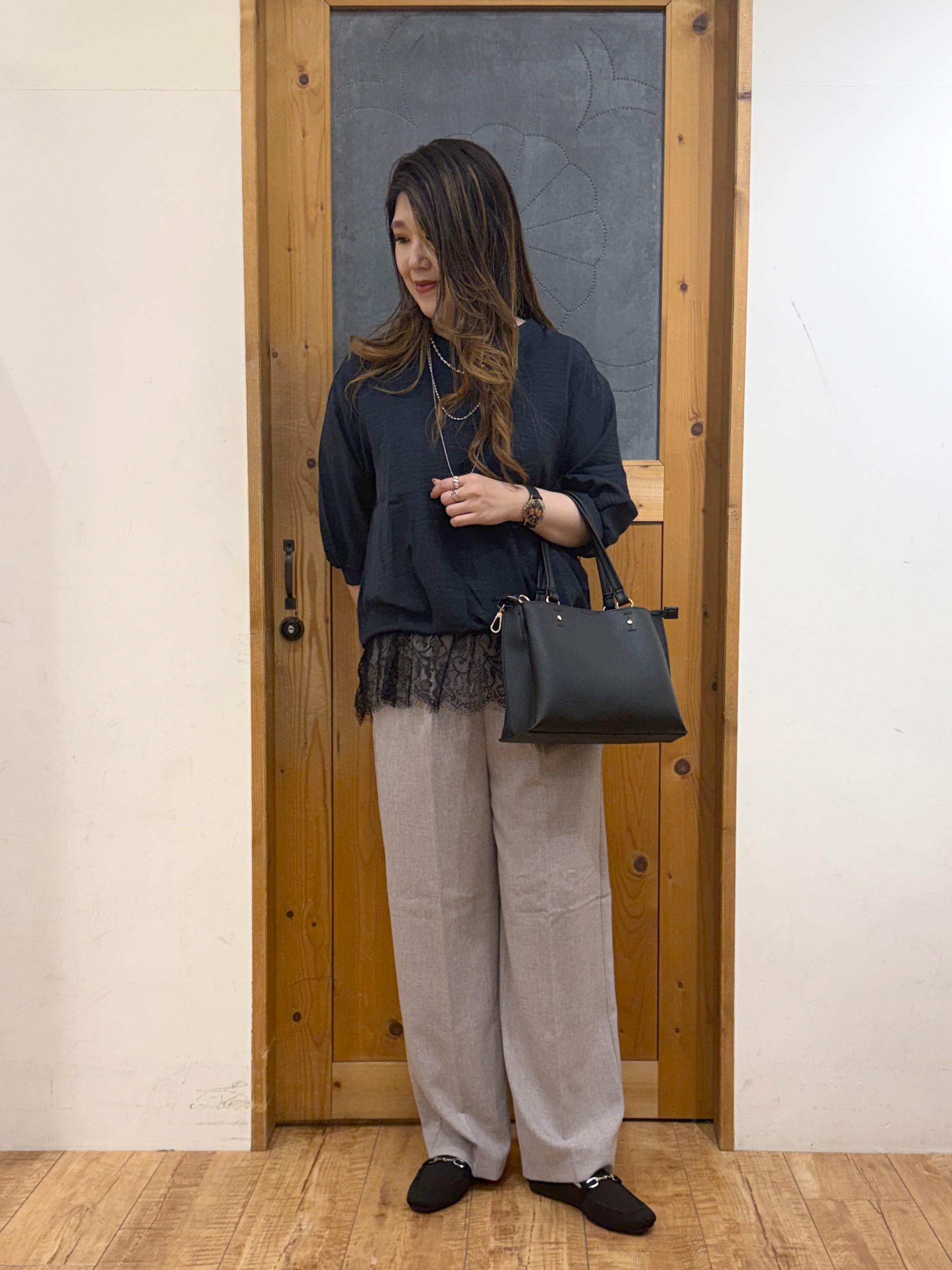 Ayana.さんの「SHOO･LA･RUE｜【S-LL】裾レースで女性らしさをプラス レイヤード風 タックスキッパーブラウス」を使ったコーディネート