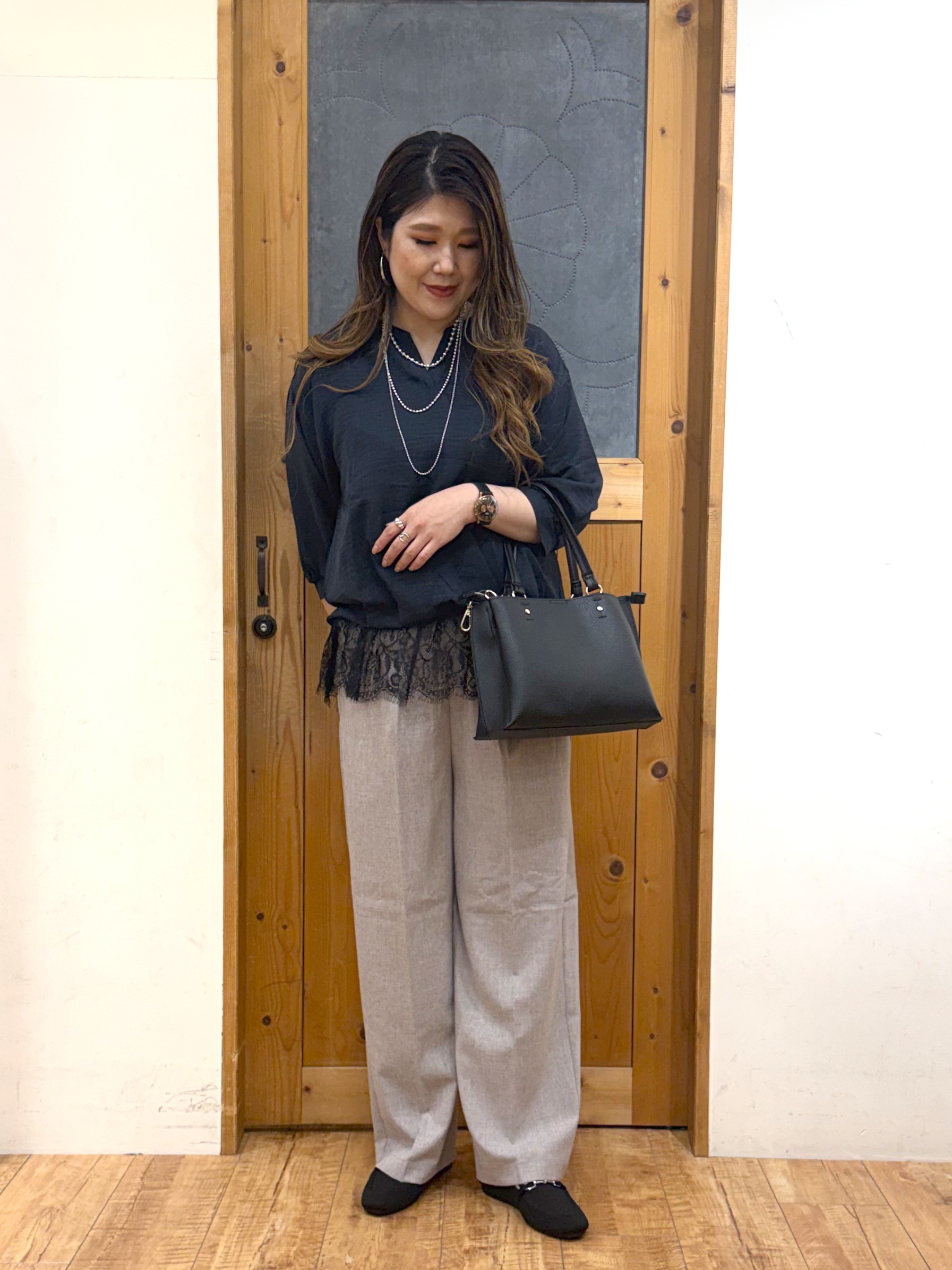 Ayana.さんの「SHOO･LA･RUE｜【S-LL】裾レースで女性らしさをプラス レイヤード風 タックスキッパーブラウス」を使ったコーディネート