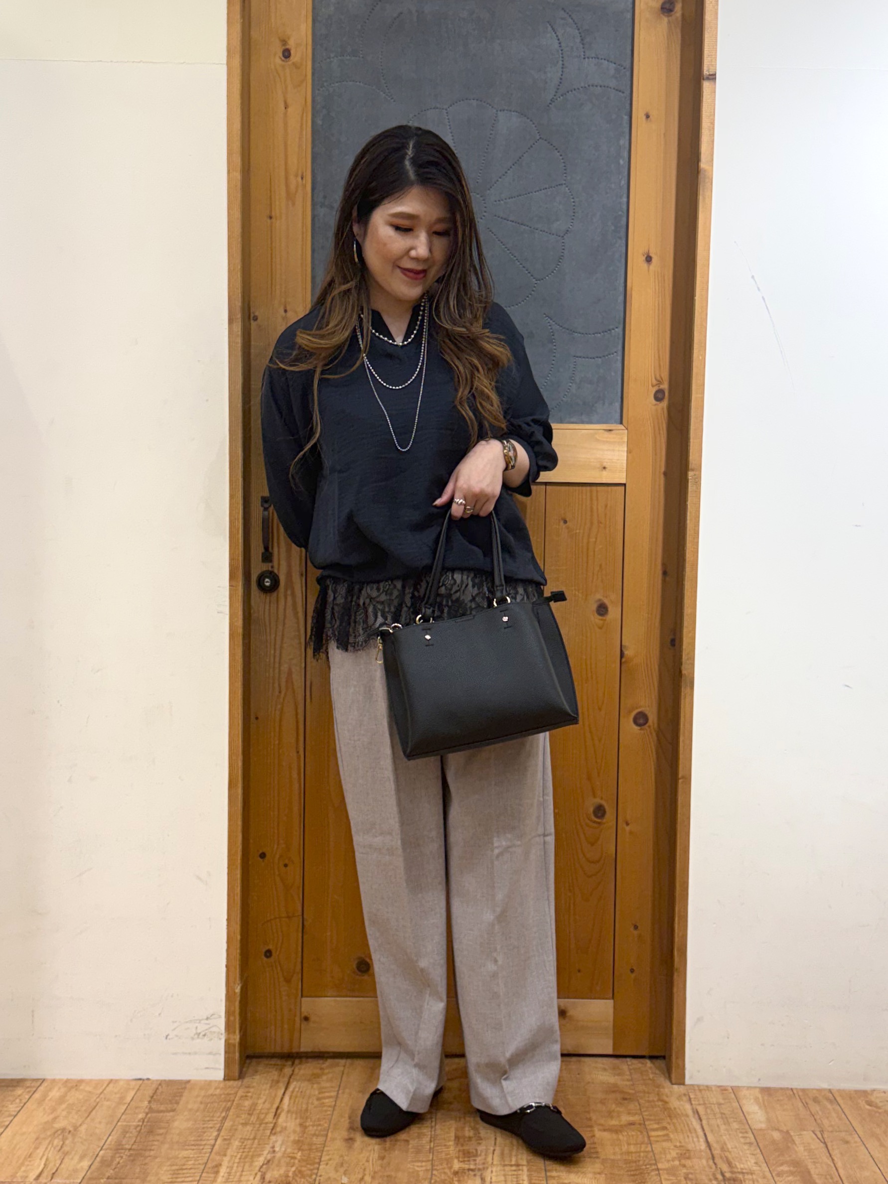 Ayana.さんの「SHOO･LA･RUE｜【S-LL】裾レースで女性らしさをプラス レイヤード風 タックスキッパーブラウス」を使ったコーディネート
