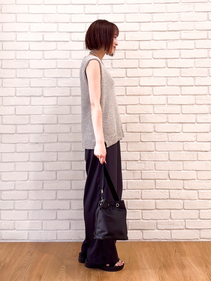 𝐜𝐡𝐢𝐤𝐚さんの「SHOO･LA･RUE｜【2点セット/S-LL】ニットベスト＆ロゴTシャツSET」を使ったコーディネート