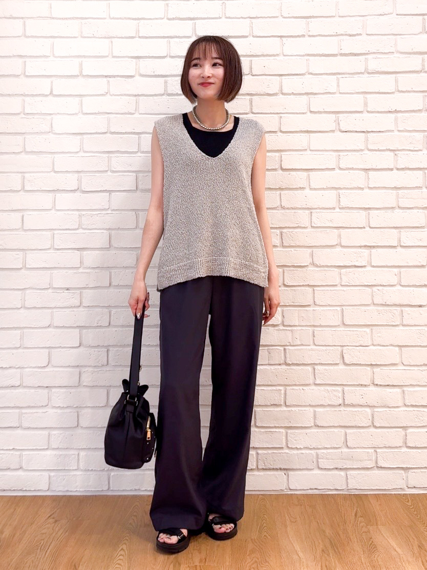 𝐜𝐡𝐢𝐤𝐚さんの「SHOO･LA･RUE｜【2点セット/S-LL】ニットベスト＆ロゴTシャツSET」を使ったコーディネート