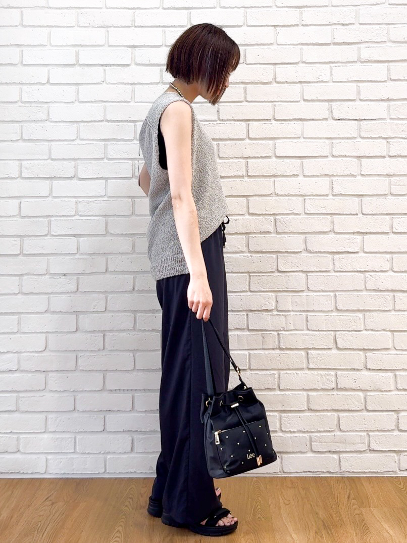 𝐜𝐡𝐢𝐤𝐚さんの「SHOO･LA･RUE｜【2点セット/S-LL】ニットベスト＆ロゴTシャツSET」を使ったコーディネート