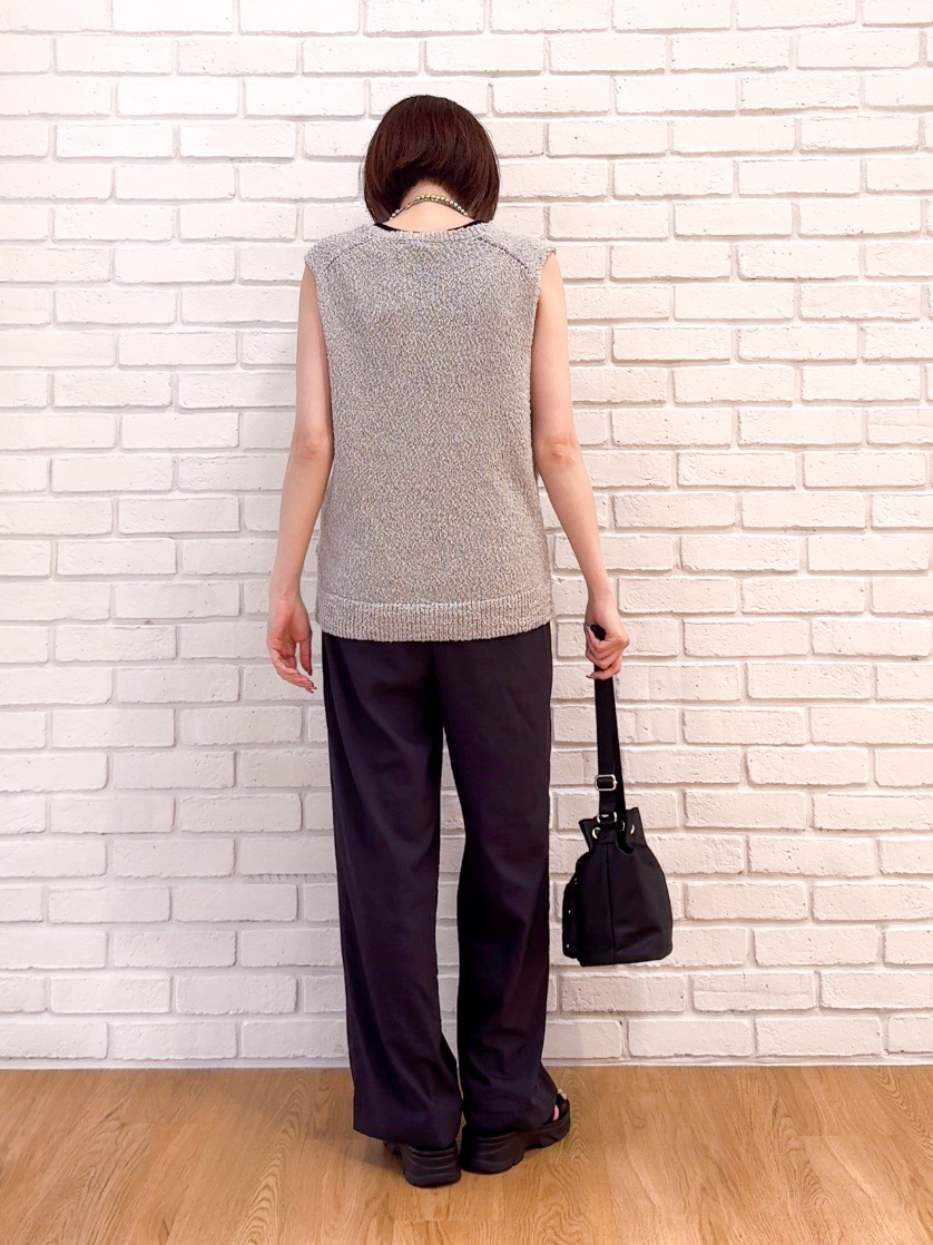 𝐜𝐡𝐢𝐤𝐚さんの「SHOO･LA･RUE｜【2点セット/S-LL】ニットベスト＆ロゴTシャツSET」を使ったコーディネート