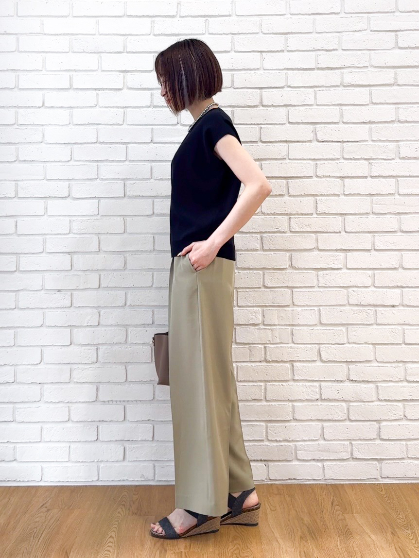𝐜𝐡𝐢𝐤𝐚さんの「SHOO･LA･RUE｜【ひんやり/洗濯機可/S-LL】インせず着られる 大人シンプルサマーニット」を使ったコーディネート