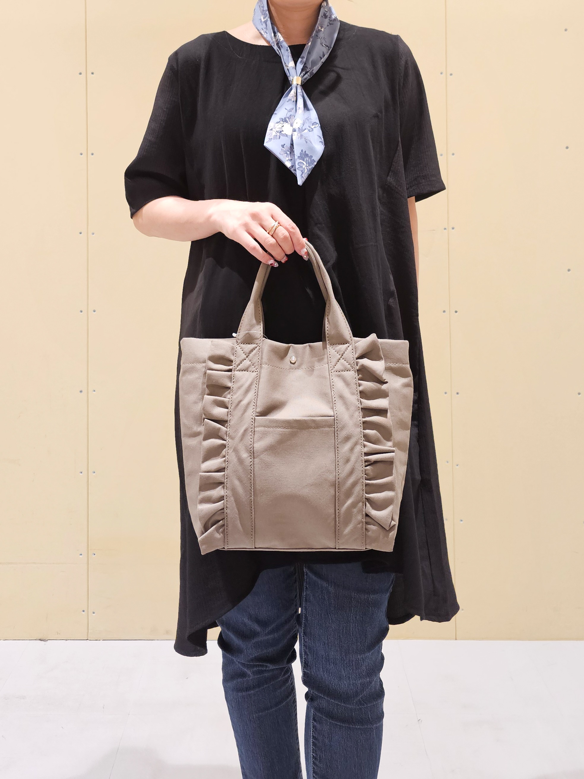 ゆゆさんの「SHOO･LA･RUE｜【洗濯機可/体型カバー】上から着るだけ 異素材切替 Aラインチュニックワンピース」を使ったコーディネート