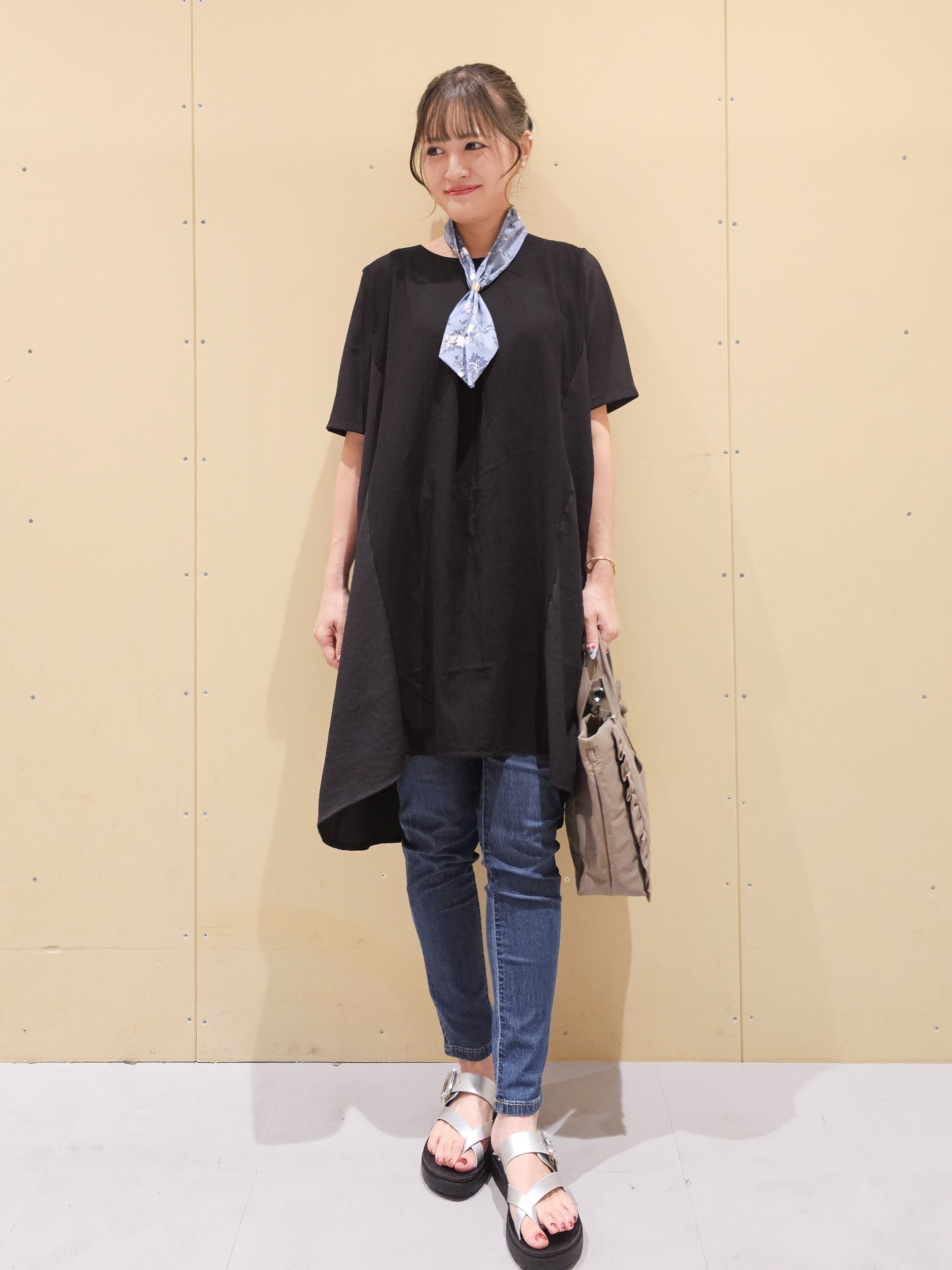ゆゆさんの「SHOO･LA･RUE｜【洗濯機可/体型カバー】上から着るだけ 異素材切替 Aラインチュニックワンピース」を使ったコーディネート