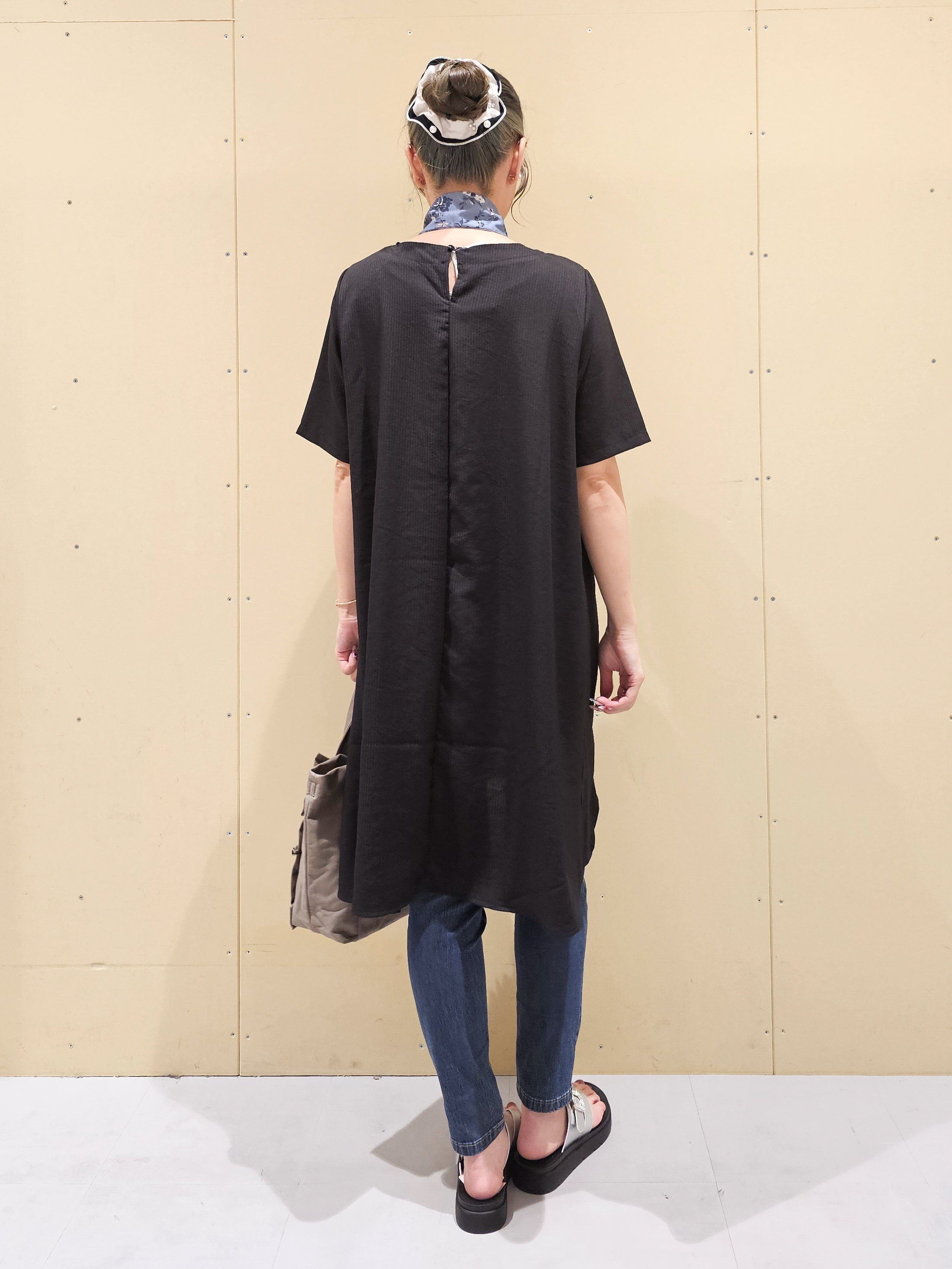 ゆゆさんの「SHOO･LA･RUE｜【洗濯機可/体型カバー】上から着るだけ 異素材切替 Aラインチュニックワンピース」を使ったコーディネート