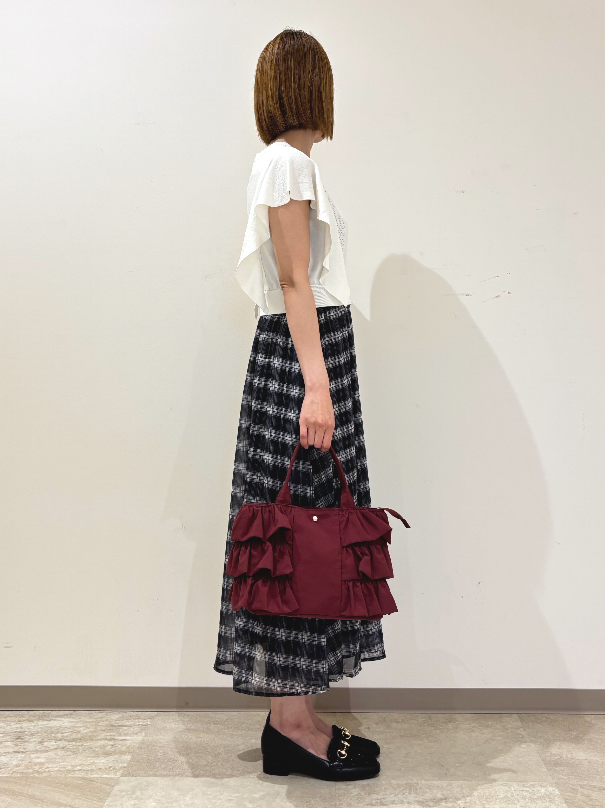 miさんの「grove｜【低身長さんも選べる着丈・洗濯機◎】1枚で華やか 肩フリルニットドッキングワンピース」を使ったコーディネート