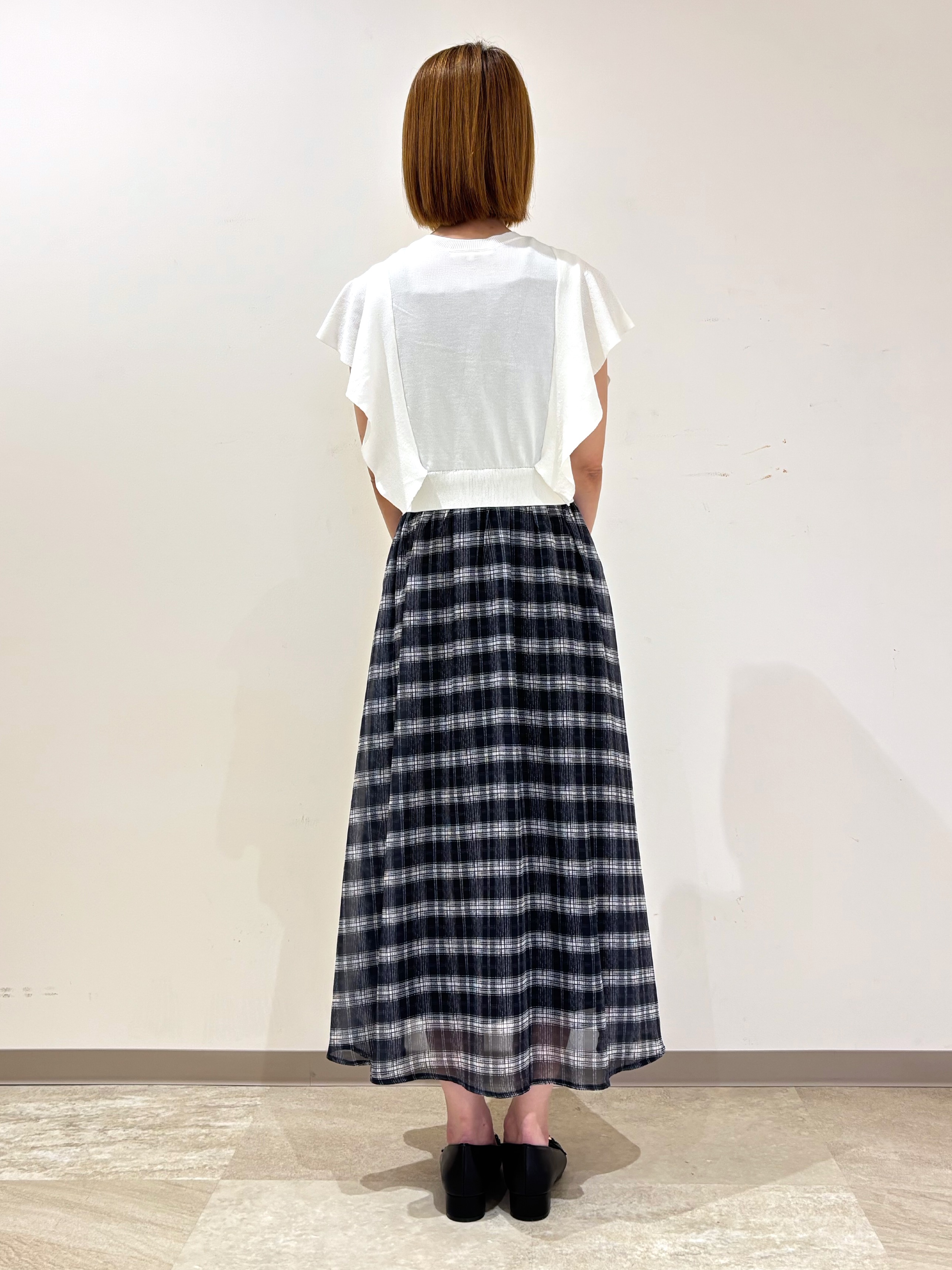 miさんの「grove｜【低身長さんも選べる着丈・洗濯機◎】1枚で華やか 肩フリルニットドッキングワンピース」を使ったコーディネート